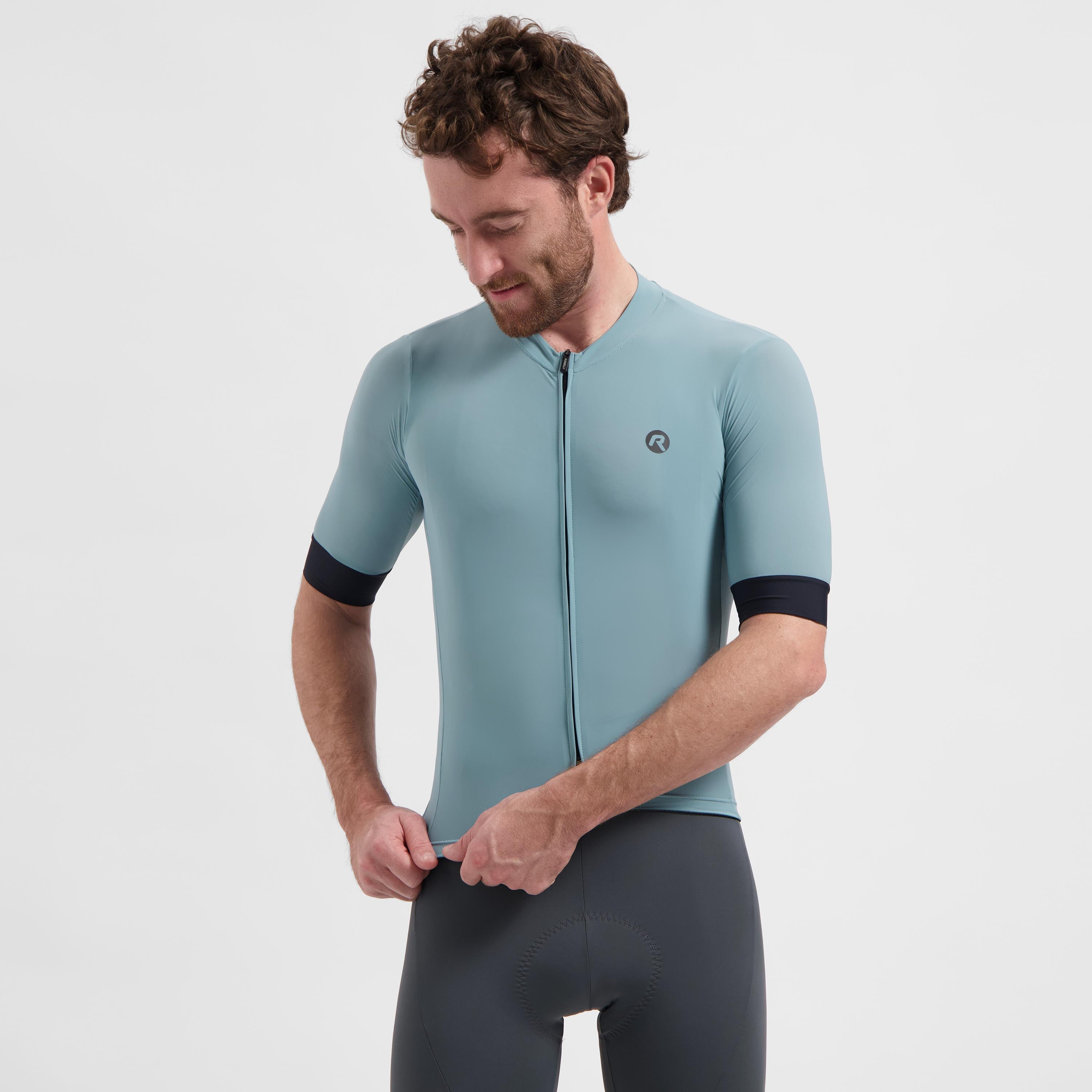 Detail van een Rogelli fietsshirt met strakke pro pasvorm en aerodynamische fit.