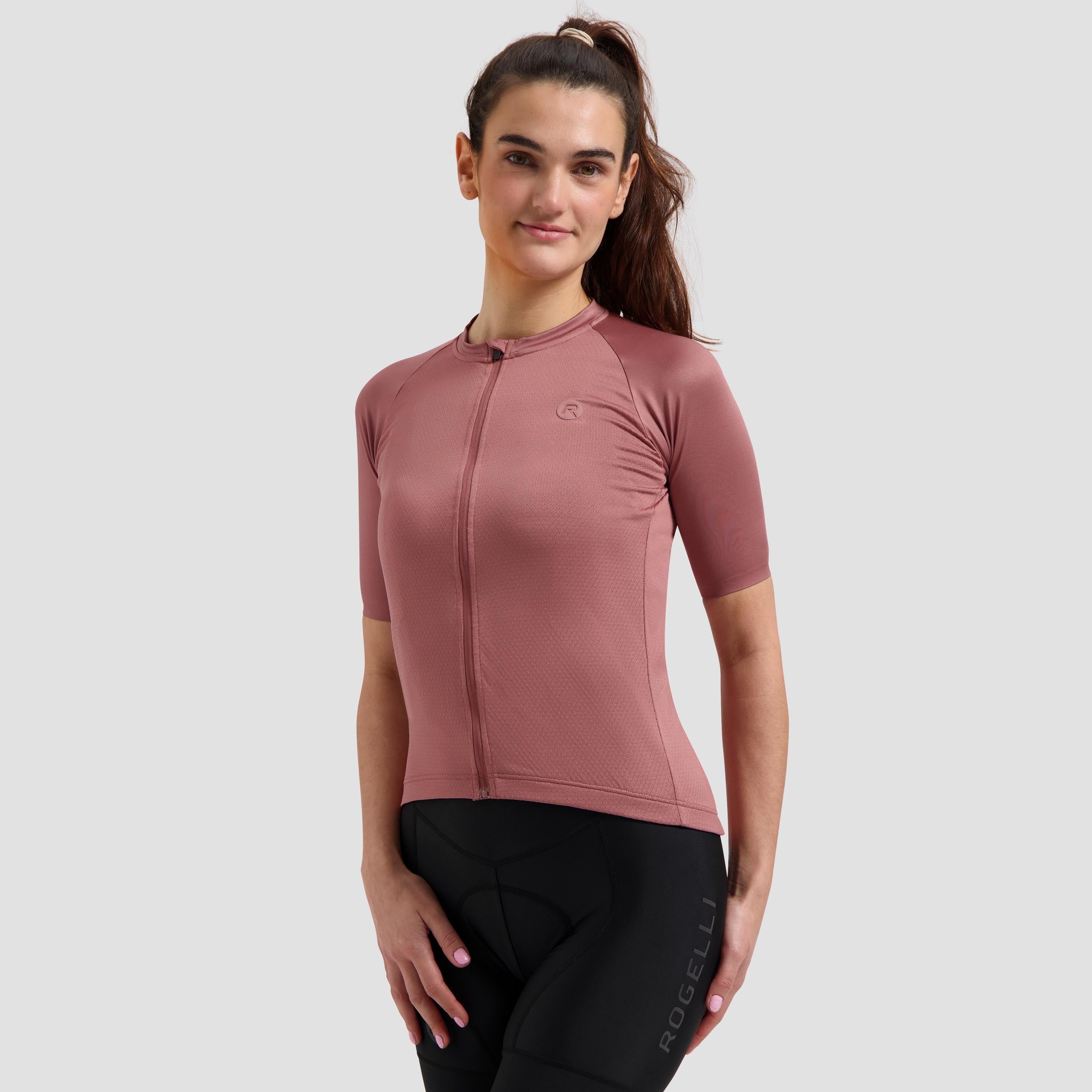 Detail van een Rogelli fietsshirt met aansluitende race pasvorm en strakkere fit.