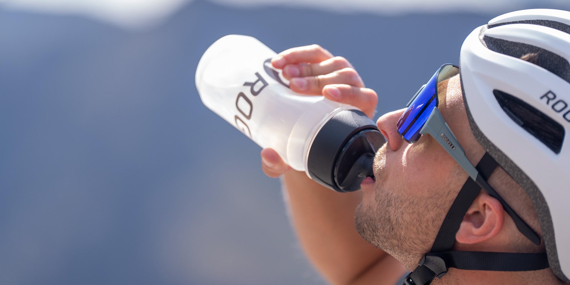 Rogelli bidon gebruikt door wielrenner tijdens zomerse fietstocht.