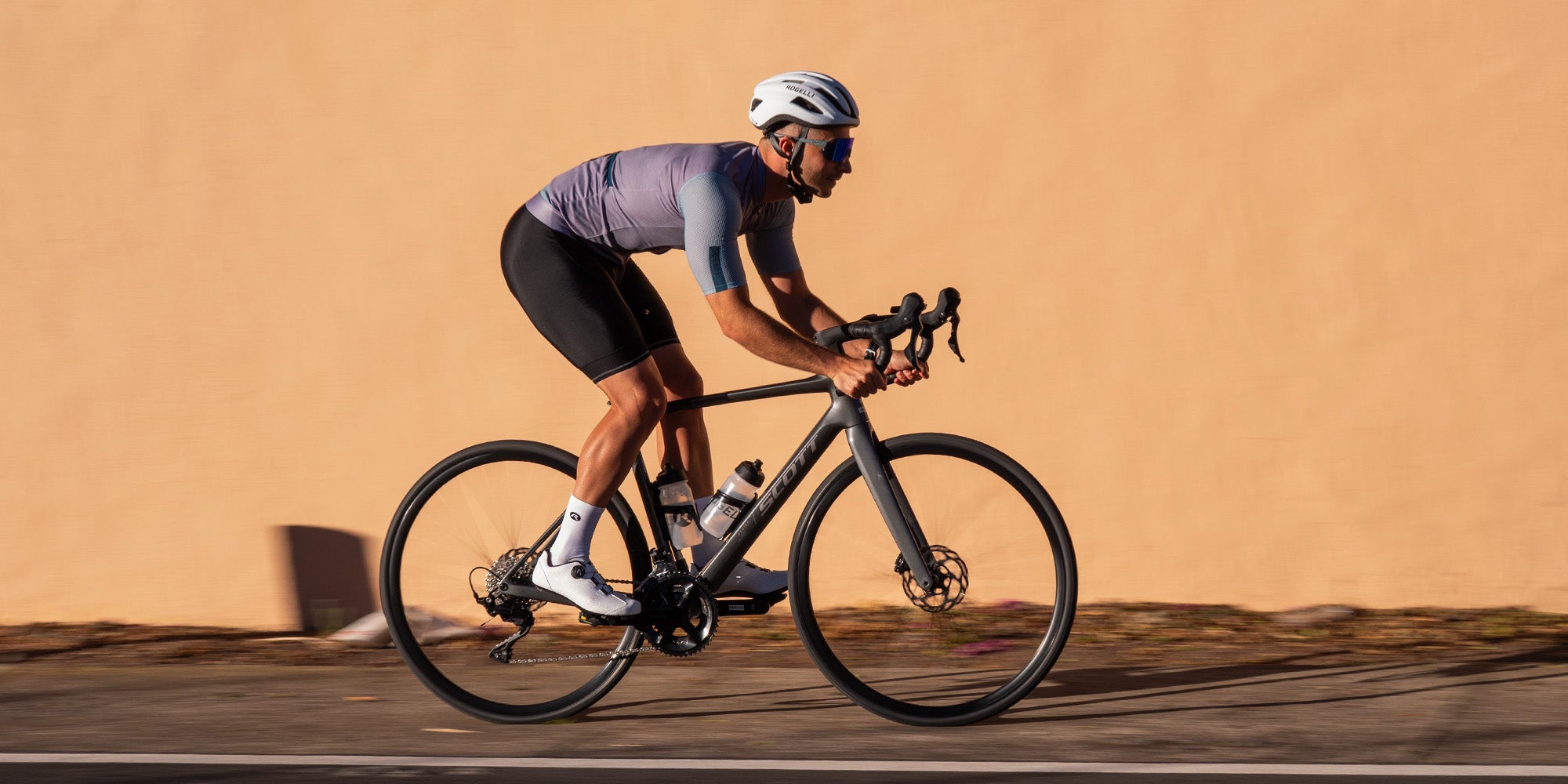 Heren fietsbroek van Rogelli met ondersteuning tijdens korte of lange rit.