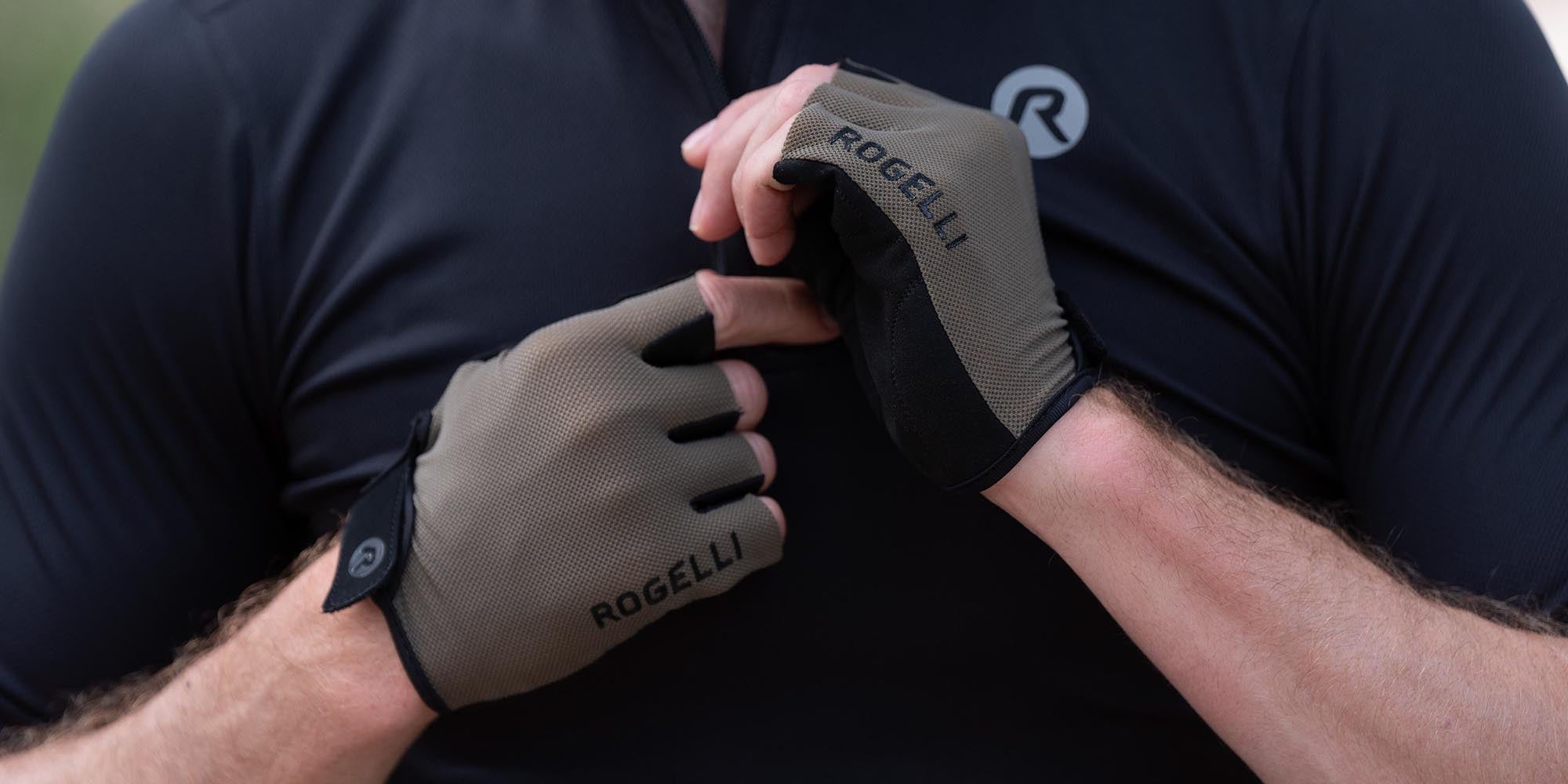Rogelli fietshandschoenen voor heren en dames gedragen door wielrenner.