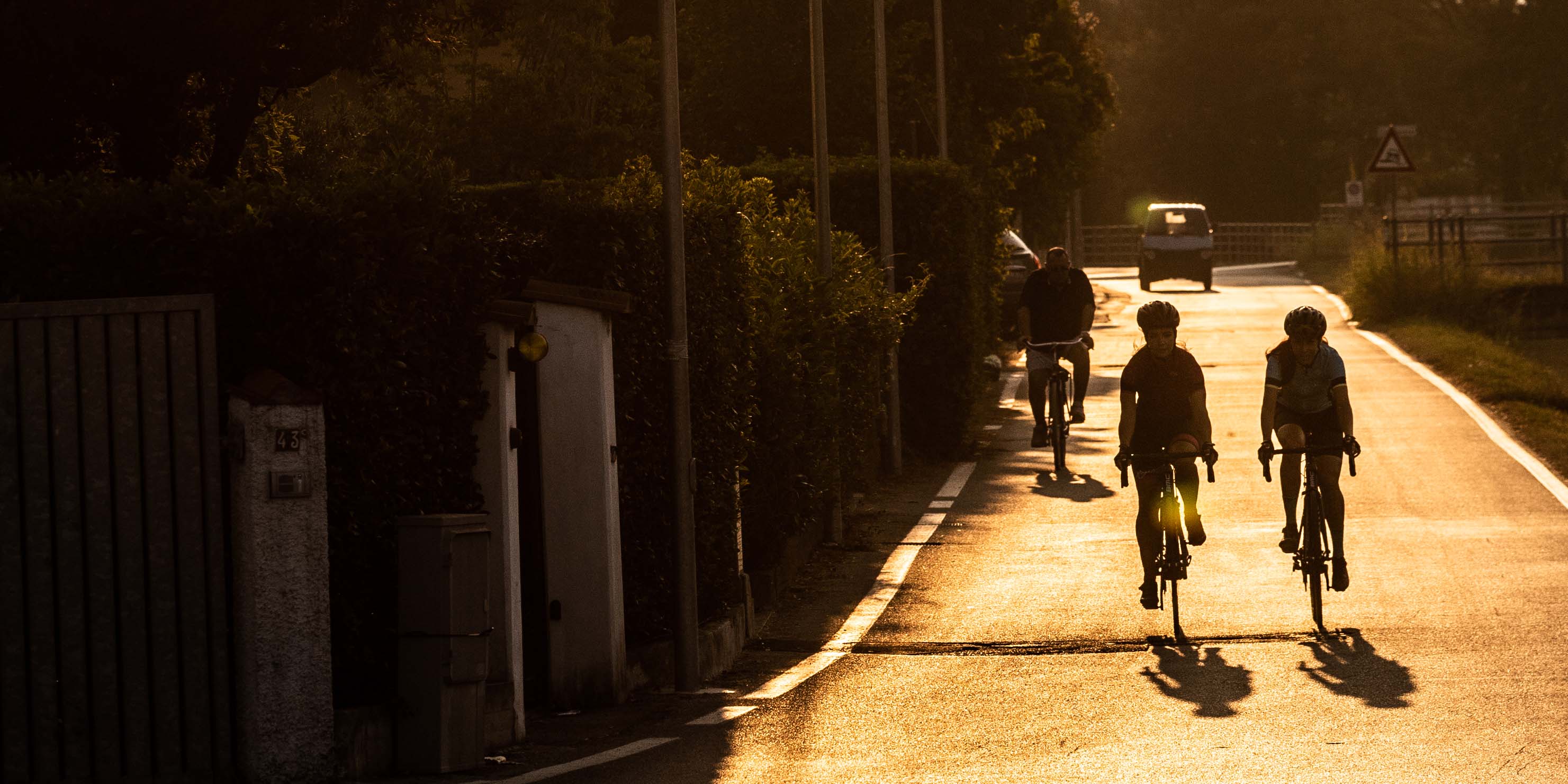 Kinderen in fietskleding op de fiets tijdens een rit.