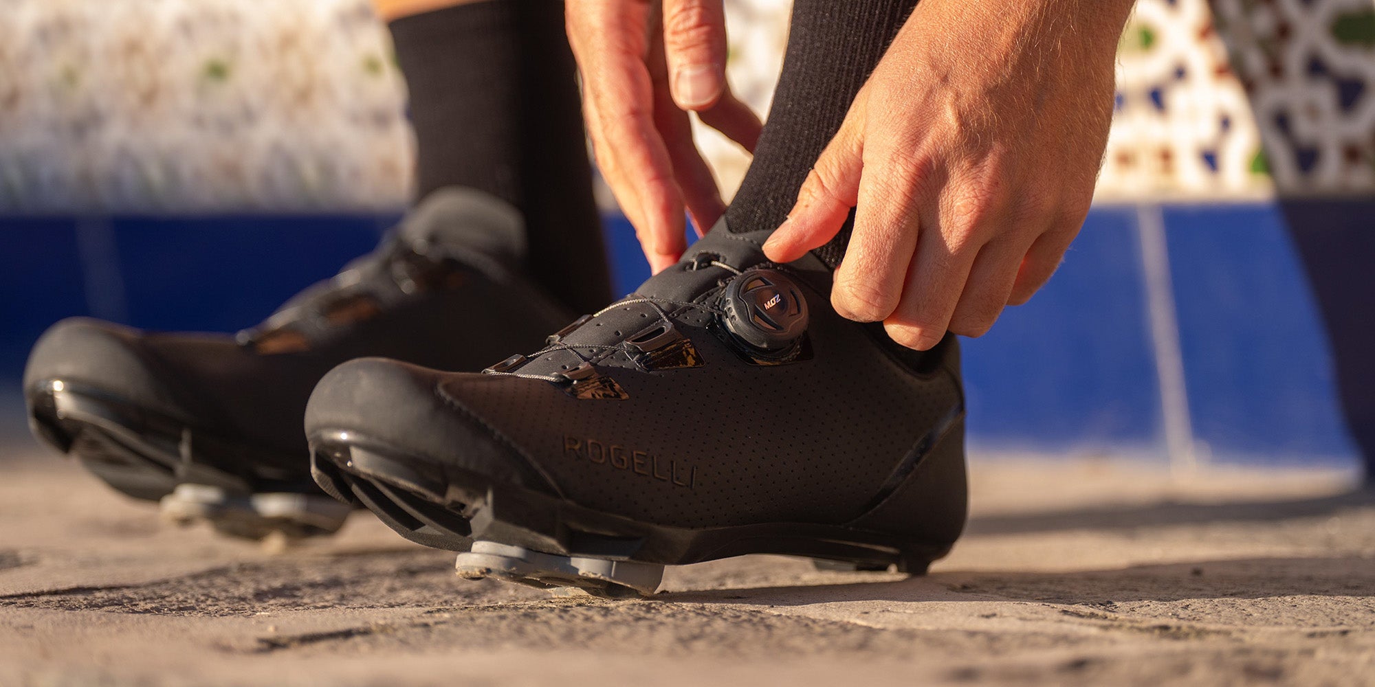 Rogelli fietsschoenen met draaisluiting tijdens zomerse rit.