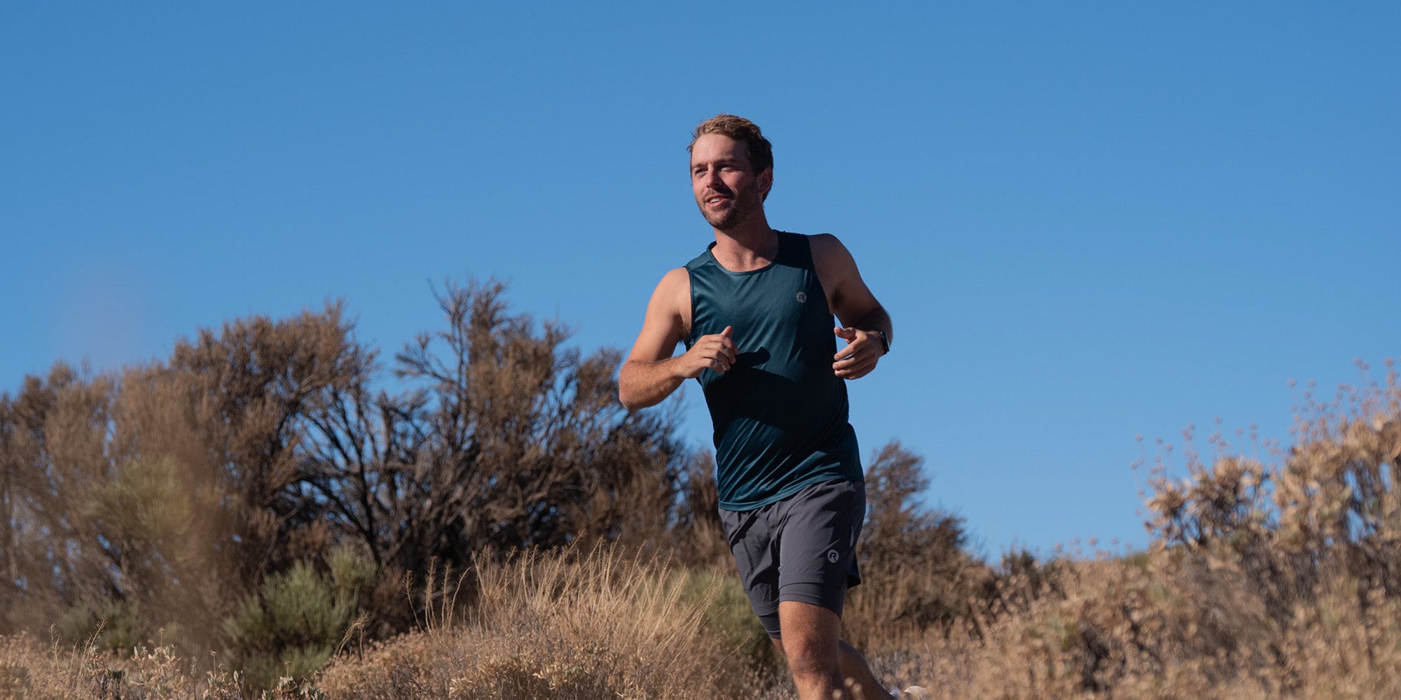 Rogelli hardloopbroeken heren tijdens zomerse run in open natuur.