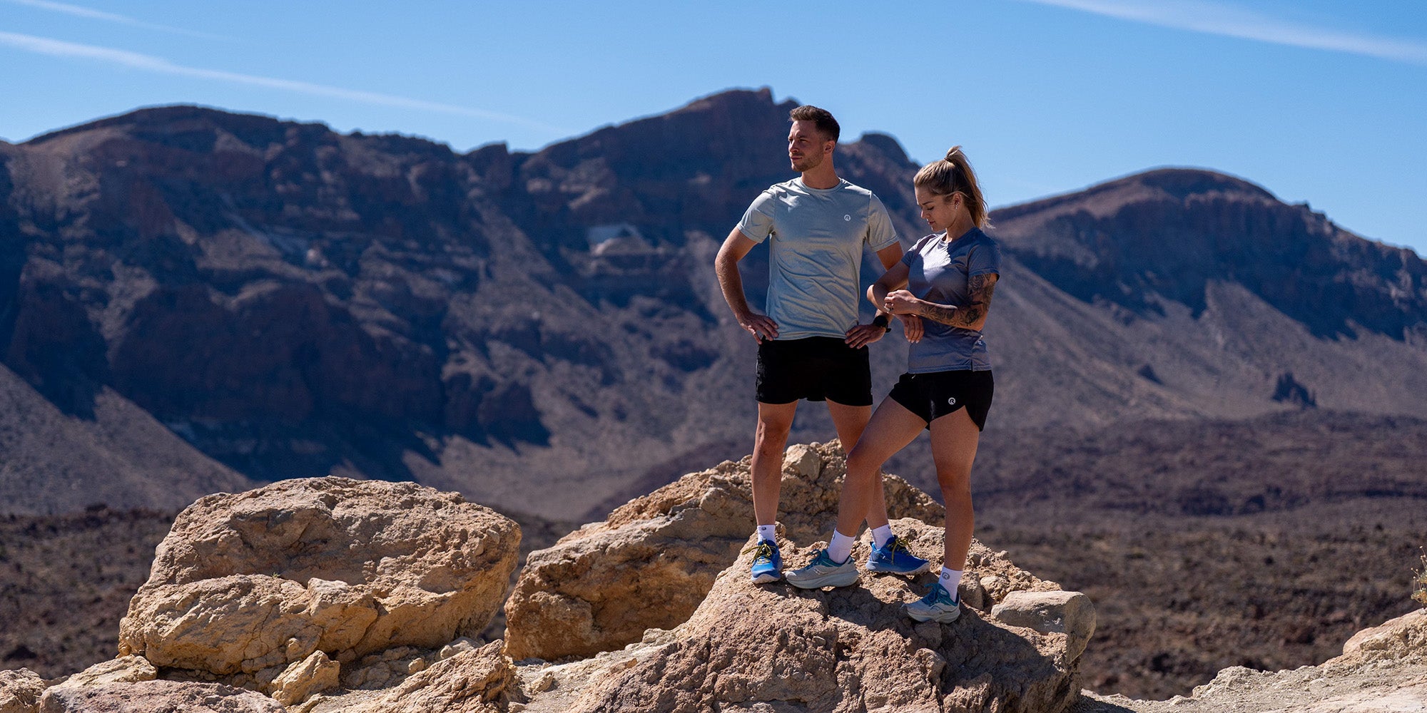 Rogelli hardloopkleding in zomerse bergomgeving.