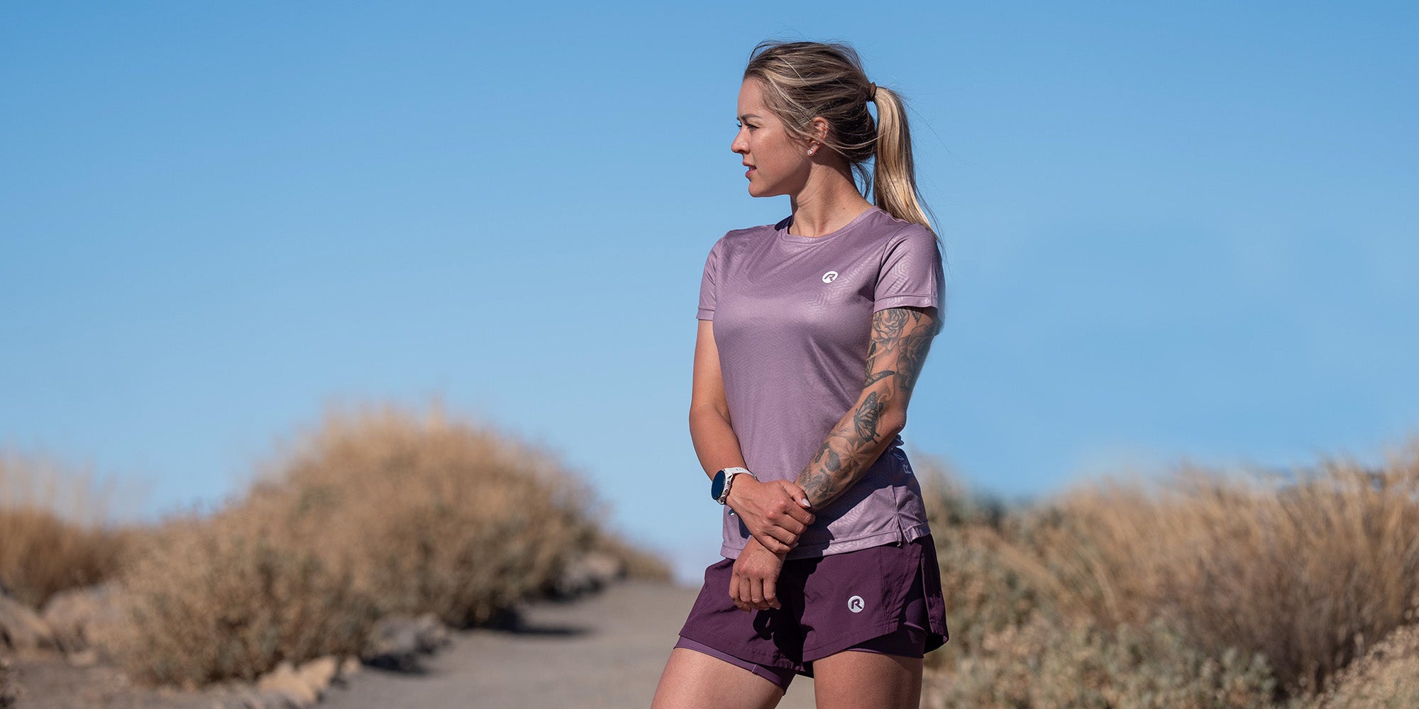 Hardloopshirts dames van Rogelli met korte mouwen in zonnige omgeving.