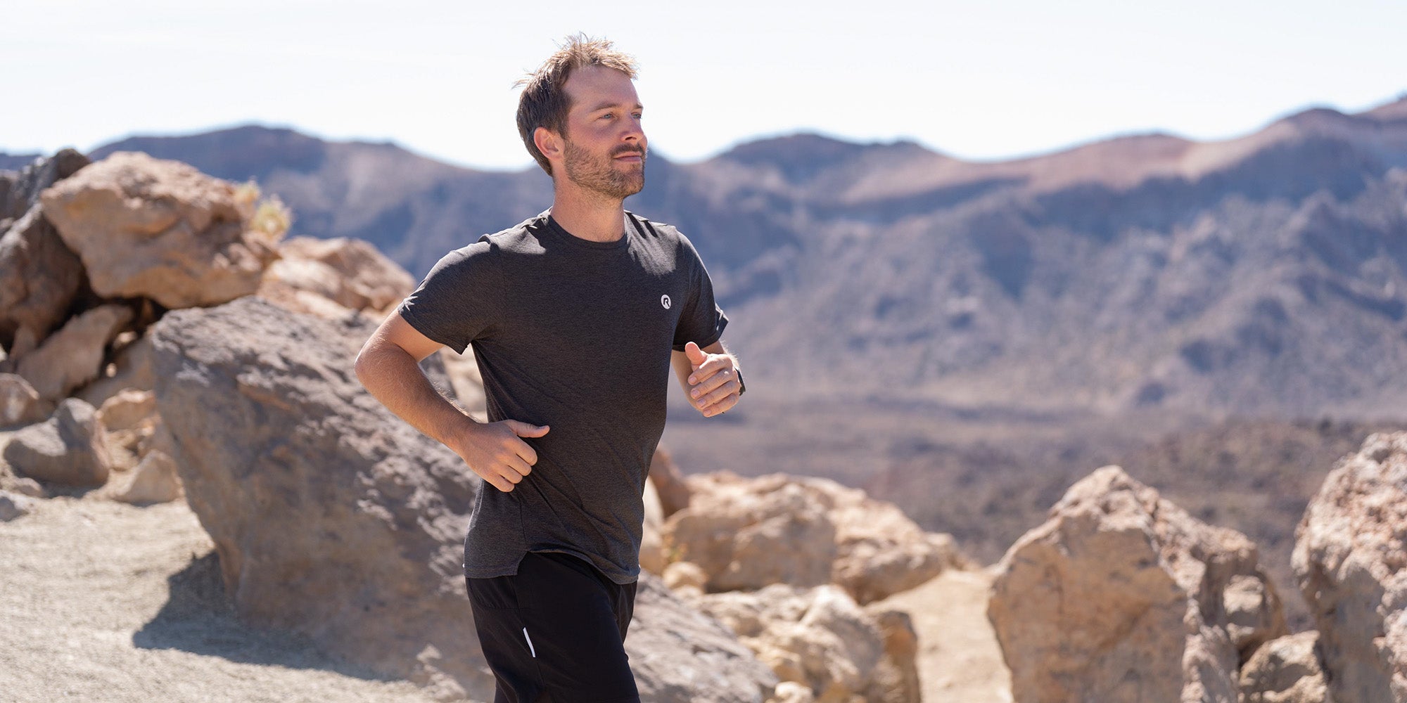 Rogelli hardloopshirts heren in actie onder zonnige omstandigheden.