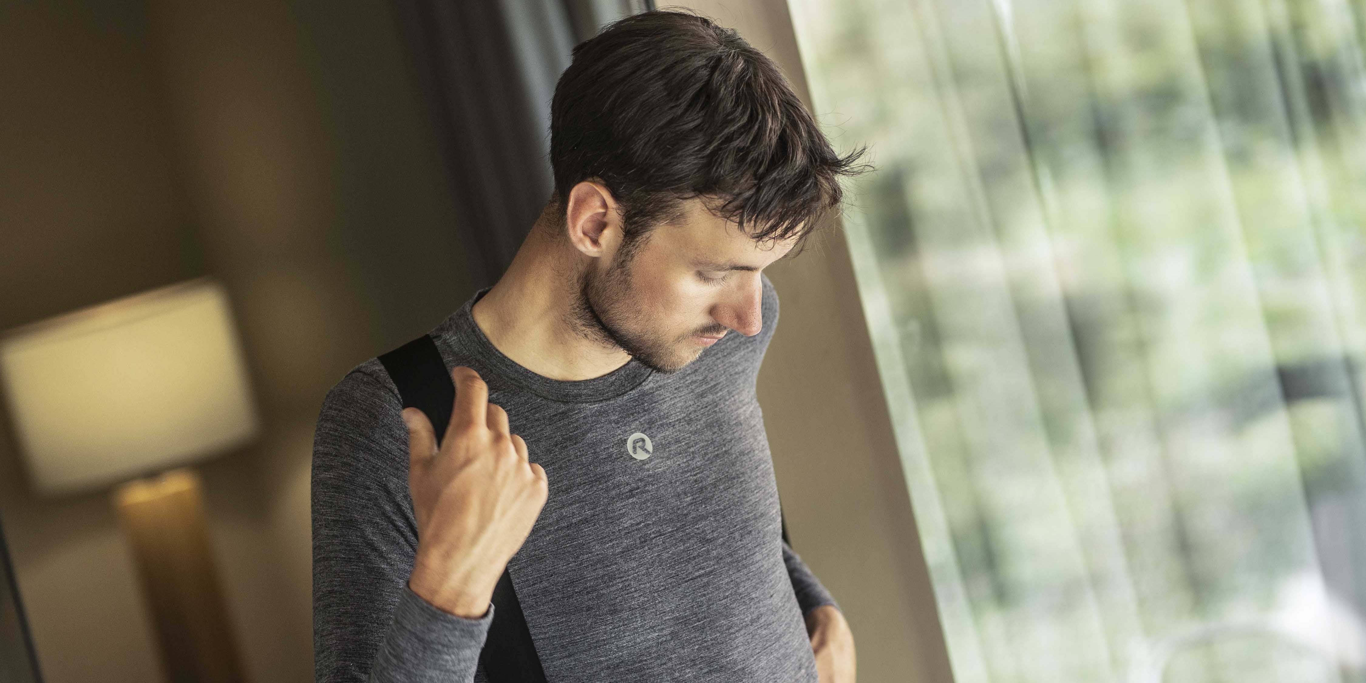 Man in grijs merino ondershirt als warme basislaag voor wielrennen in koud weer.