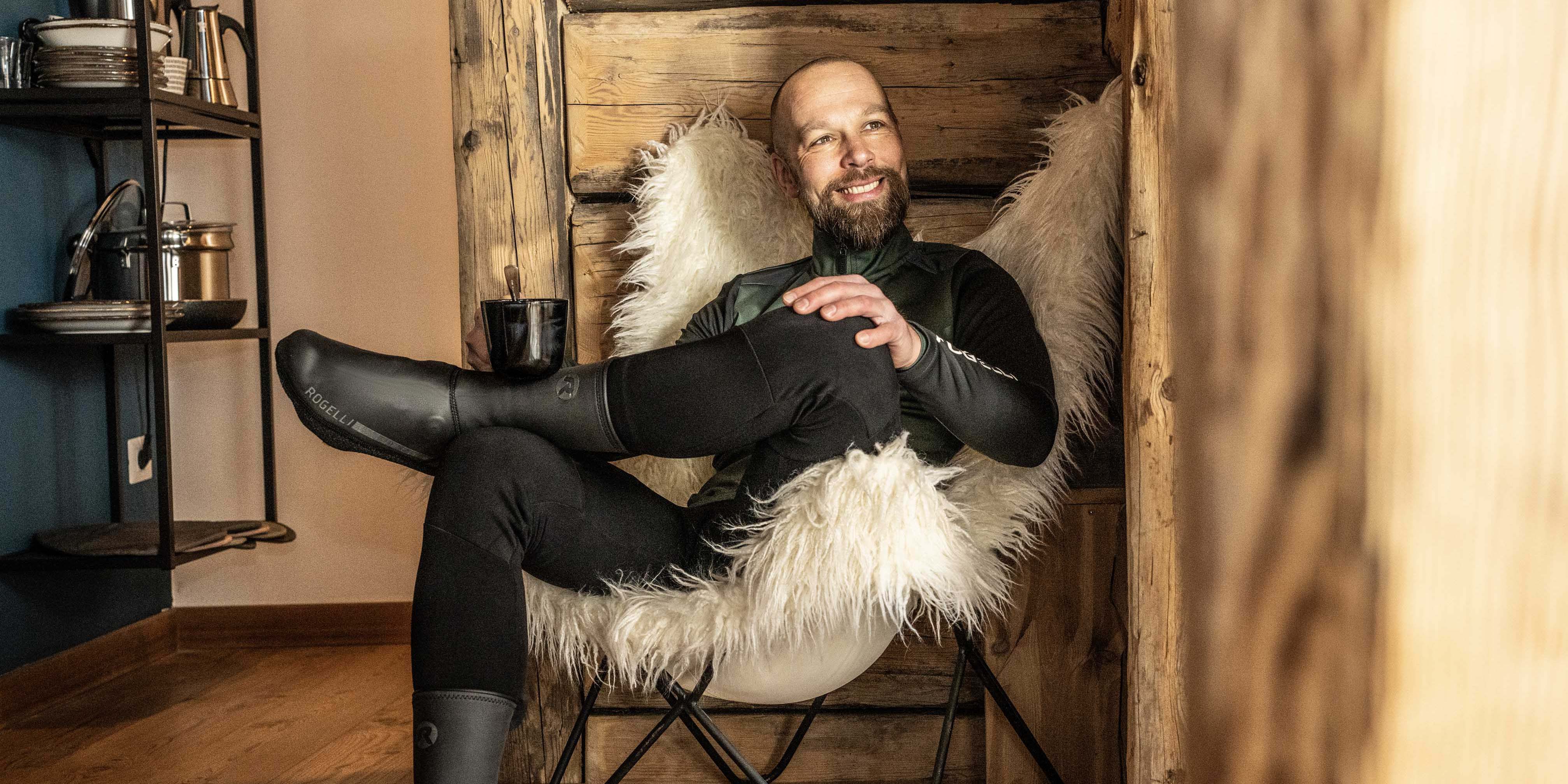 Zwarte overschoenen voor wielrennen aan de voeten van een man.