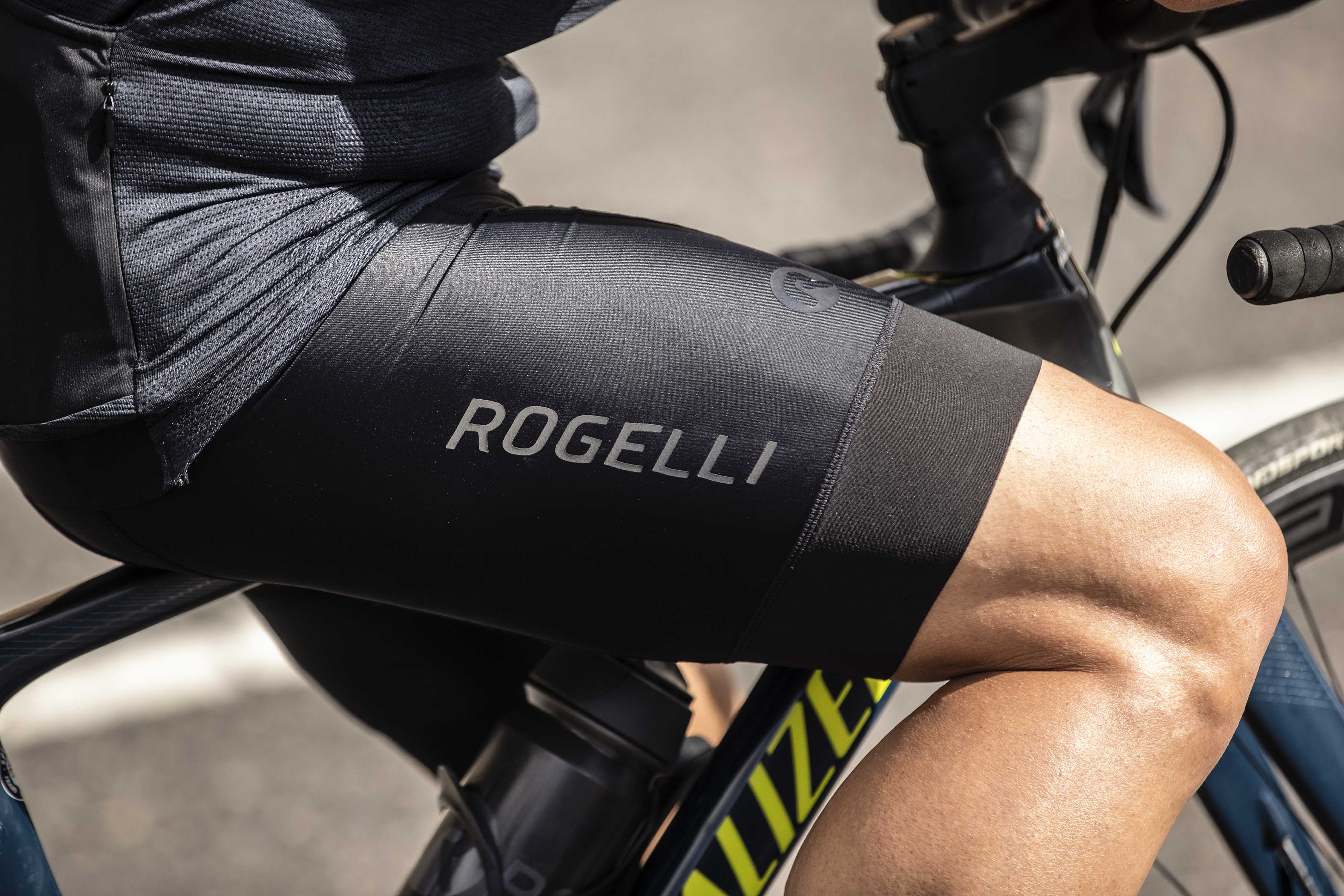 Detail van zwarte Rogelli fietsbroek voor comfortabele kortere ritten.
