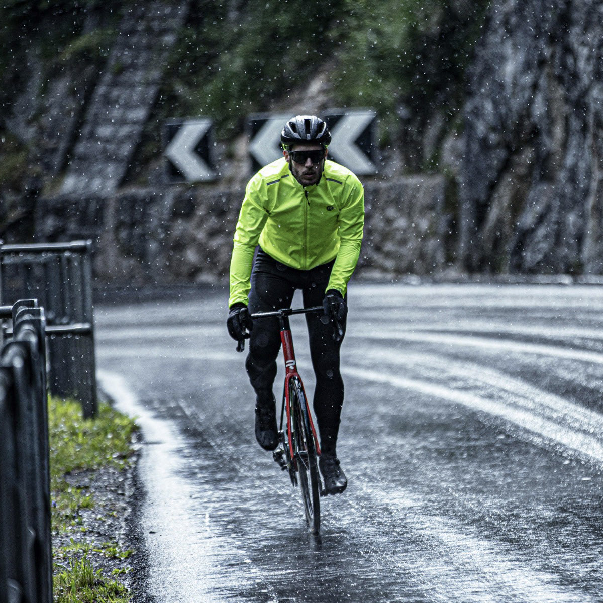 Wielrenner fietst in de regen met een opvouwbaar regenjack – blijft droog en comfortabel tijdens een regenbui.