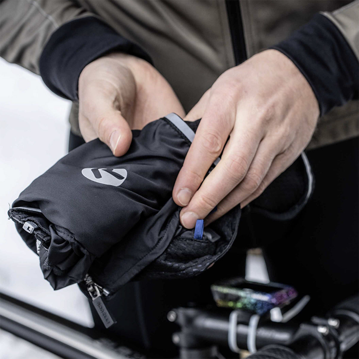 Opvouwen van een regenjack tot een klein pakketje – compact opvouwbaar regenjack voor wielrenners.
