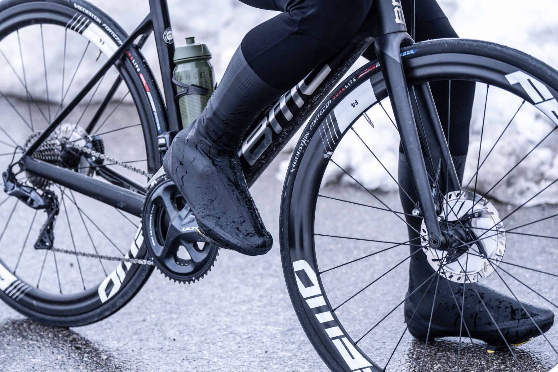 Wielrenner met overschoenen tijdens regenachtige rit – stap 1 kies de juiste maat overschoenen wielrennen