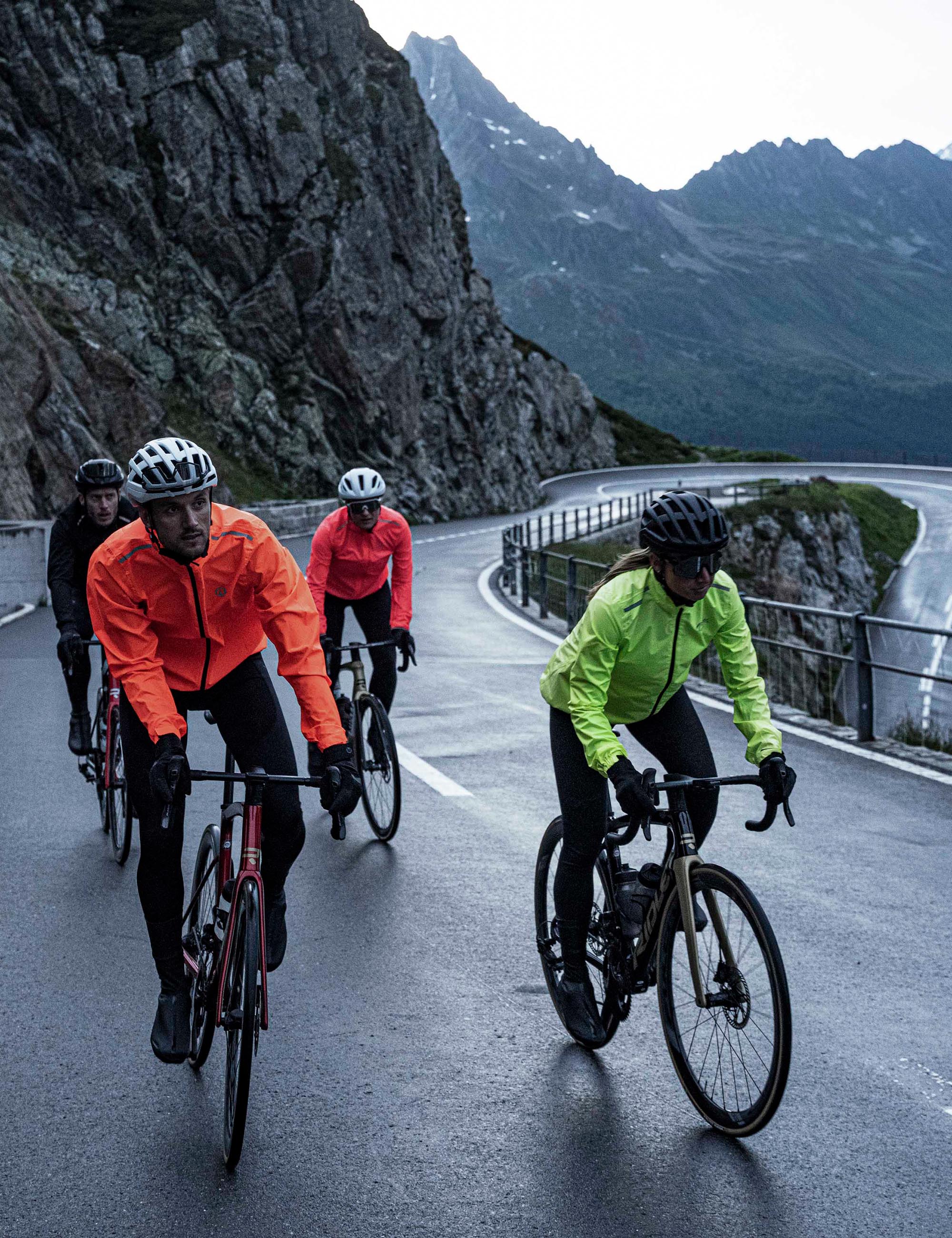 Groep wielrenners blijft droog met Rogelli regenjack wielrennen.