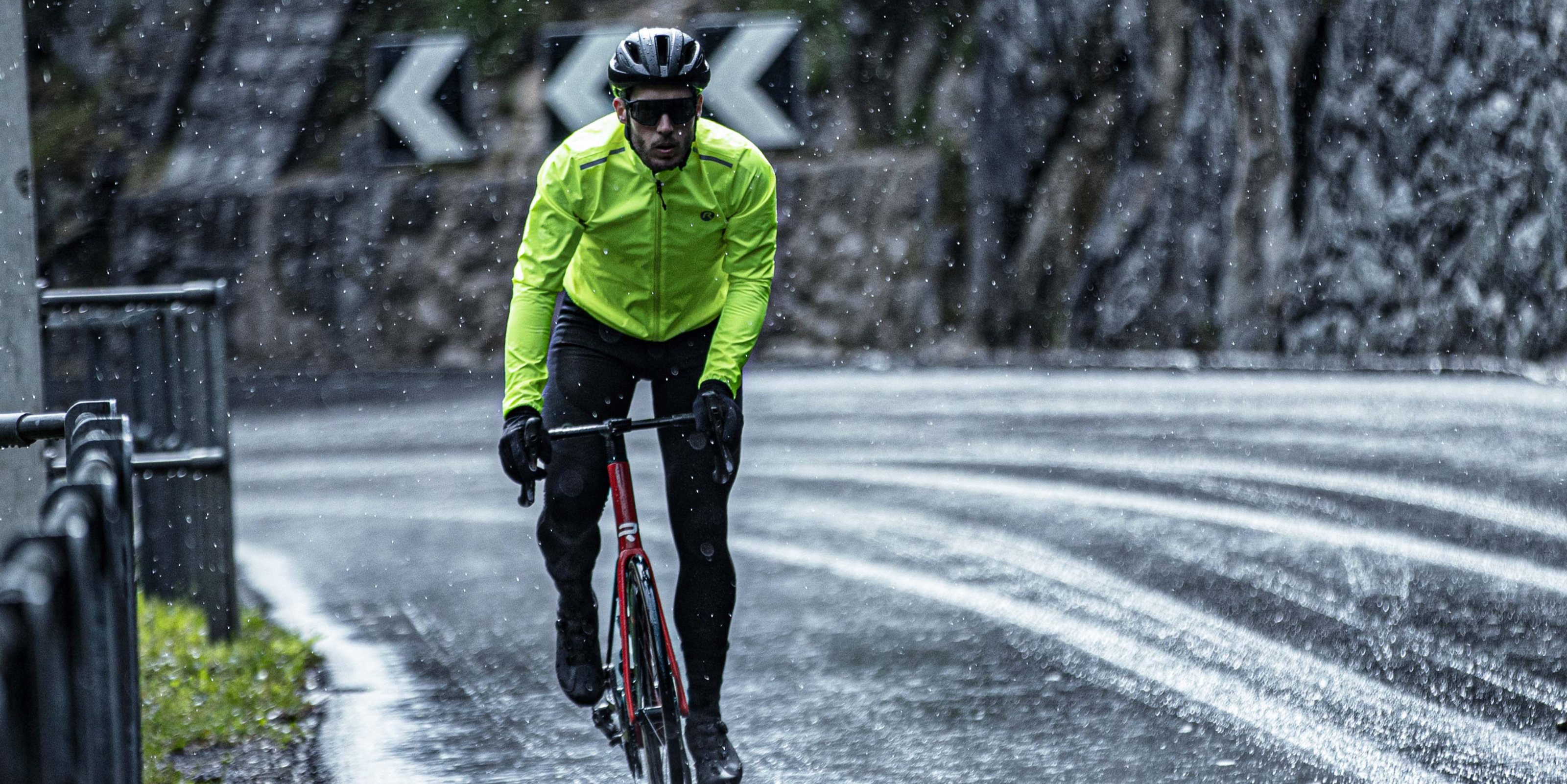 Rogelli Distance regenjack wielrennen houdt mannelijke wielrenner droog tijdens regenrit.