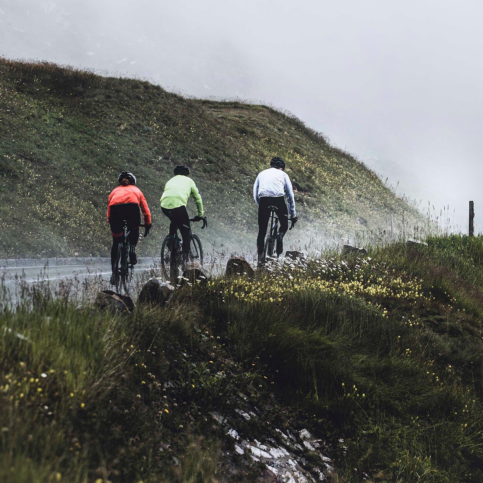 Groep wielrenners met Rogelli regenjacks voor droog en comfortabel fietsen.
