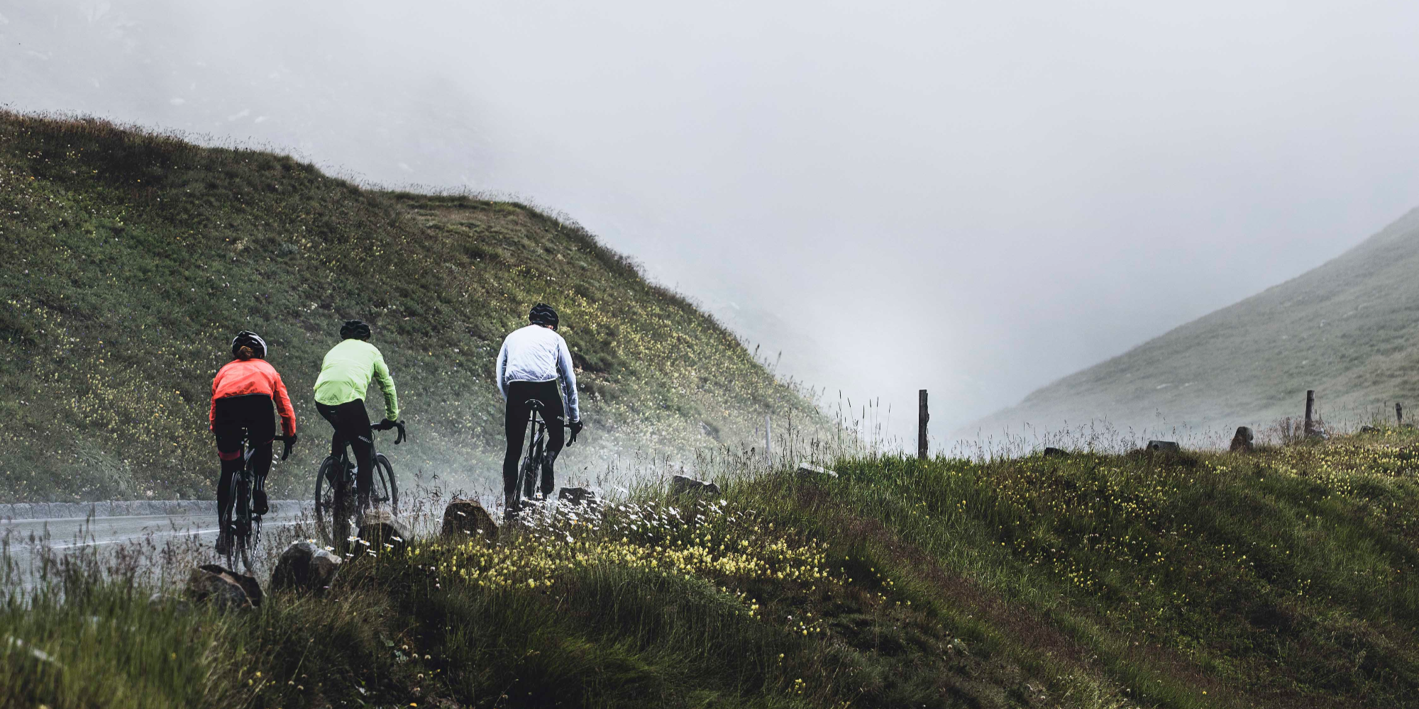 Groep wielrenners met Rogelli regenjacks voor droog en comfortabel fietsen.
