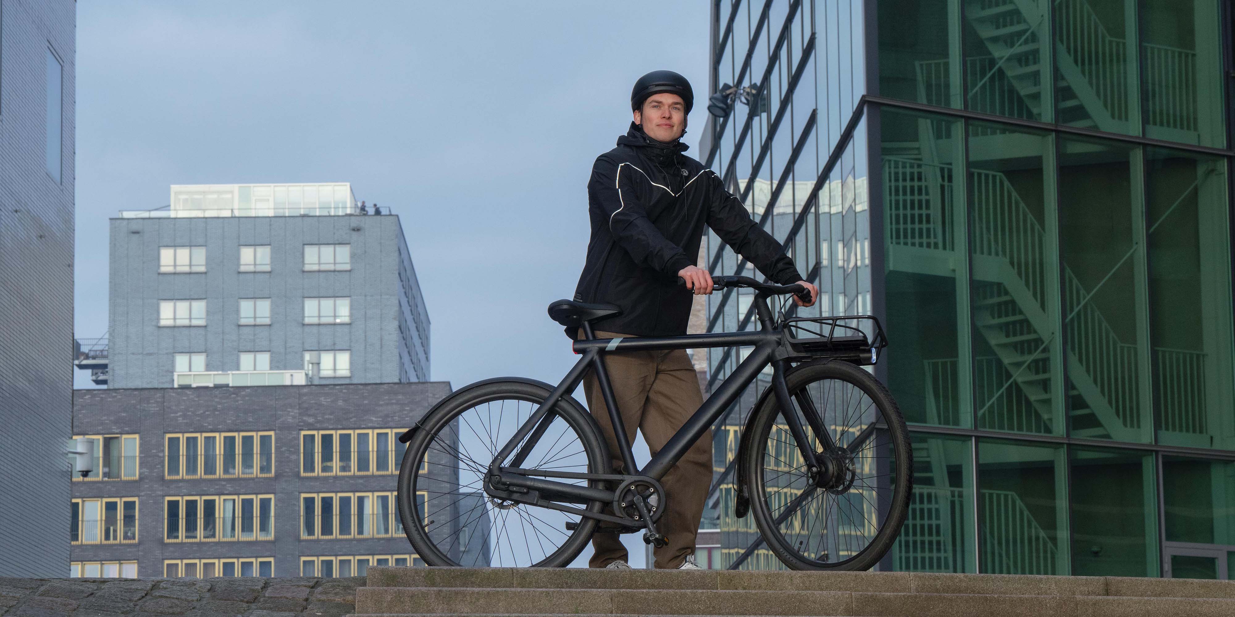 Fietser in de stad met Rogelli commuter regenpak – praktische regenkleding voor woon-werkverkeer.