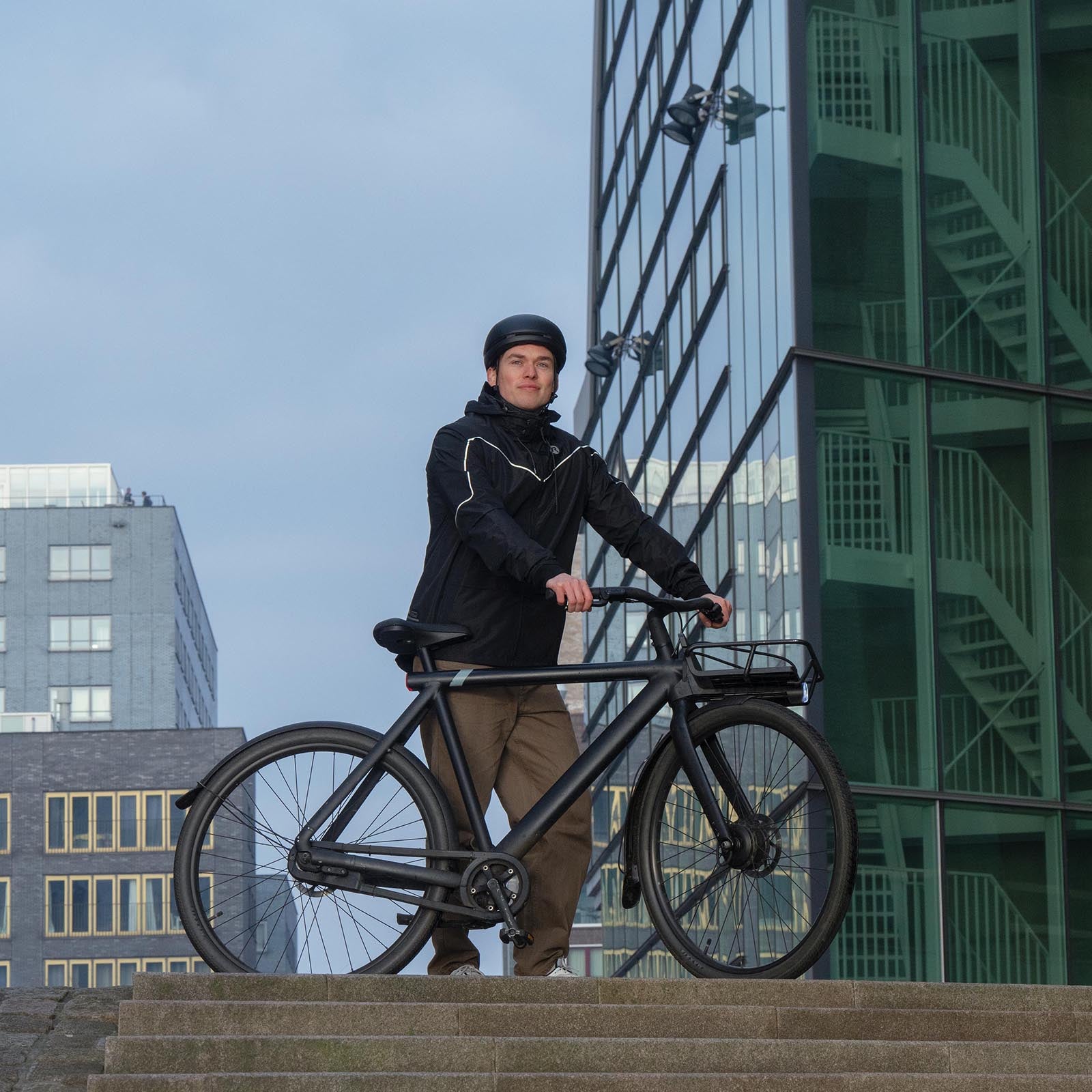 Fietser in de stad met Rogelli commuter regenpak – praktische regenkleding voor woon-werkverkeer.