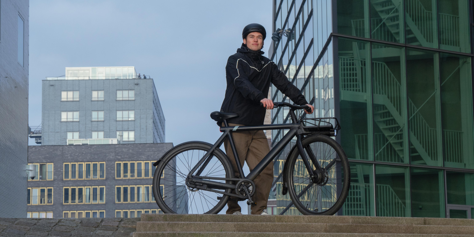 Fietser in de stad met Rogelli commuter regenpak – praktische regenkleding voor woon-werkverkeer.