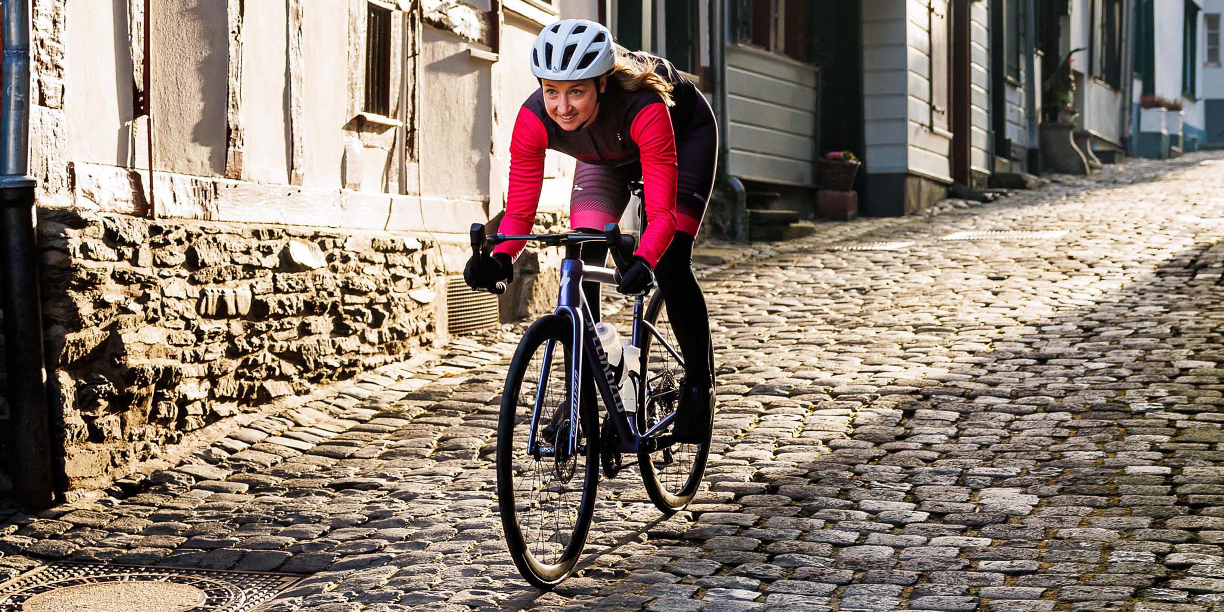 Vrouw in Rogelli fietskleding dames tijdens een sportieve rit op de racefiets.