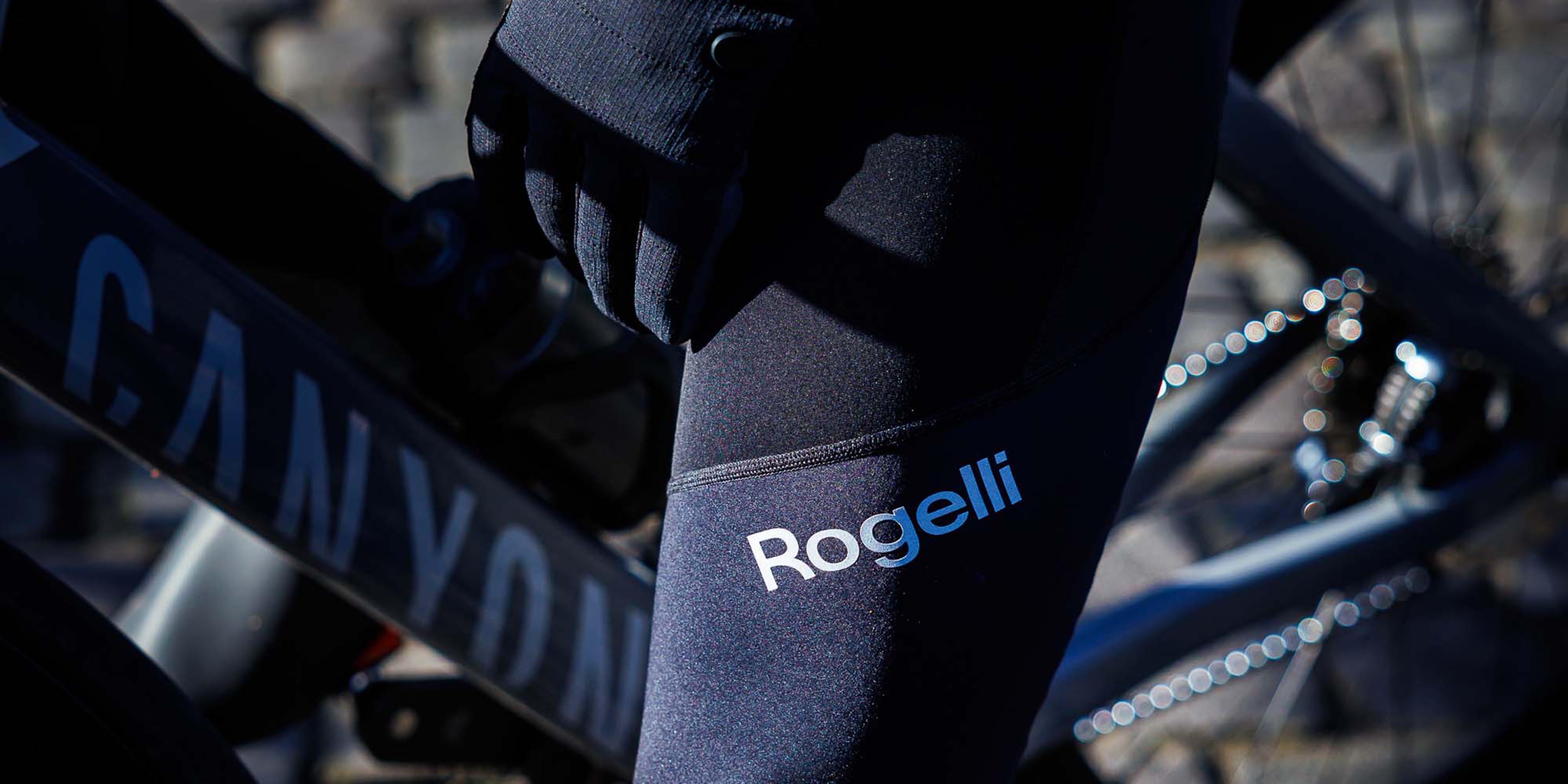 Detail van zwarte Rogelli fietsbroek tijdens het fietsen op de racefiets.