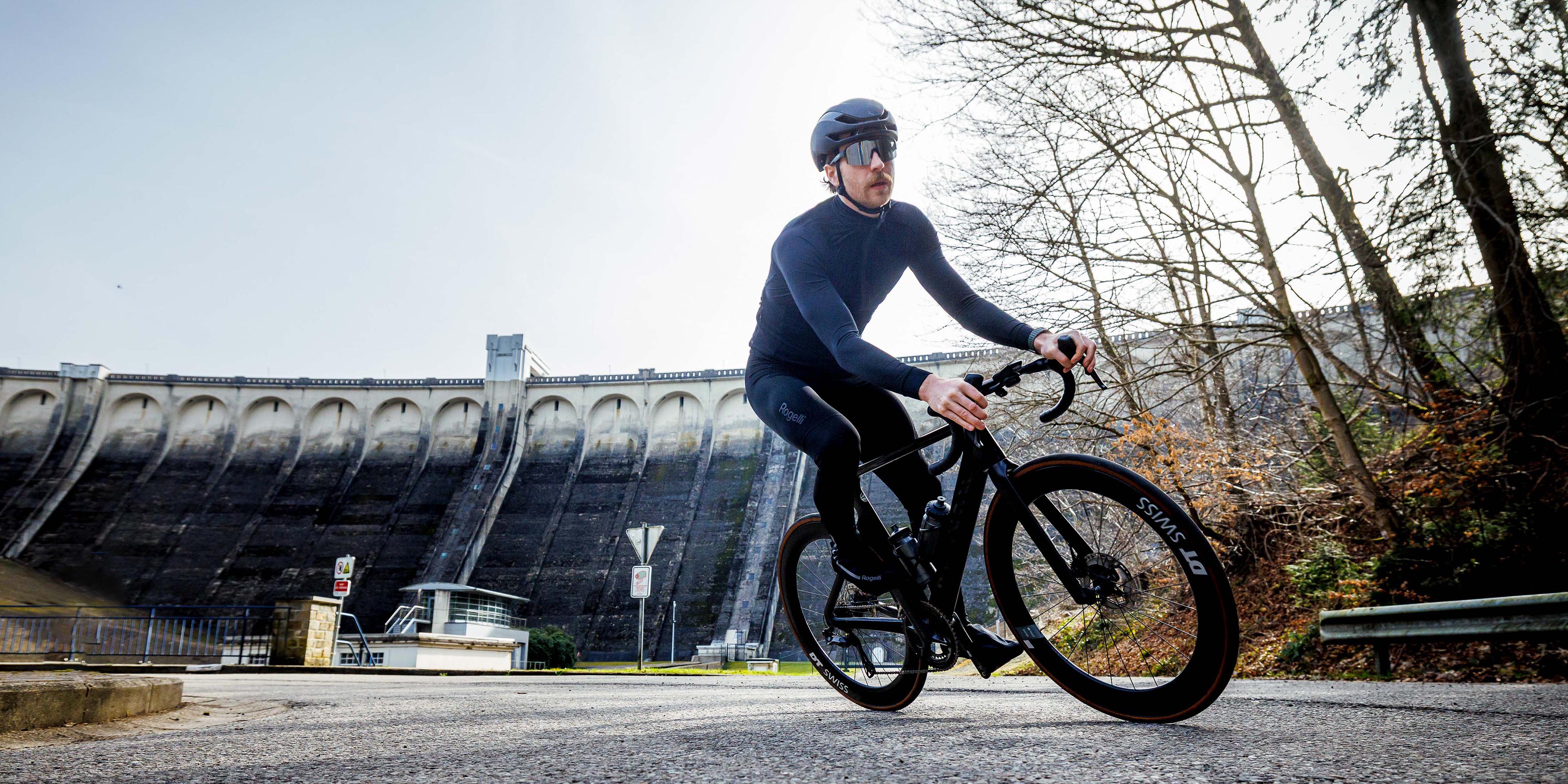 Man in Rogelli fietsbroek heren tijdens een sportieve rit op de racefiets.