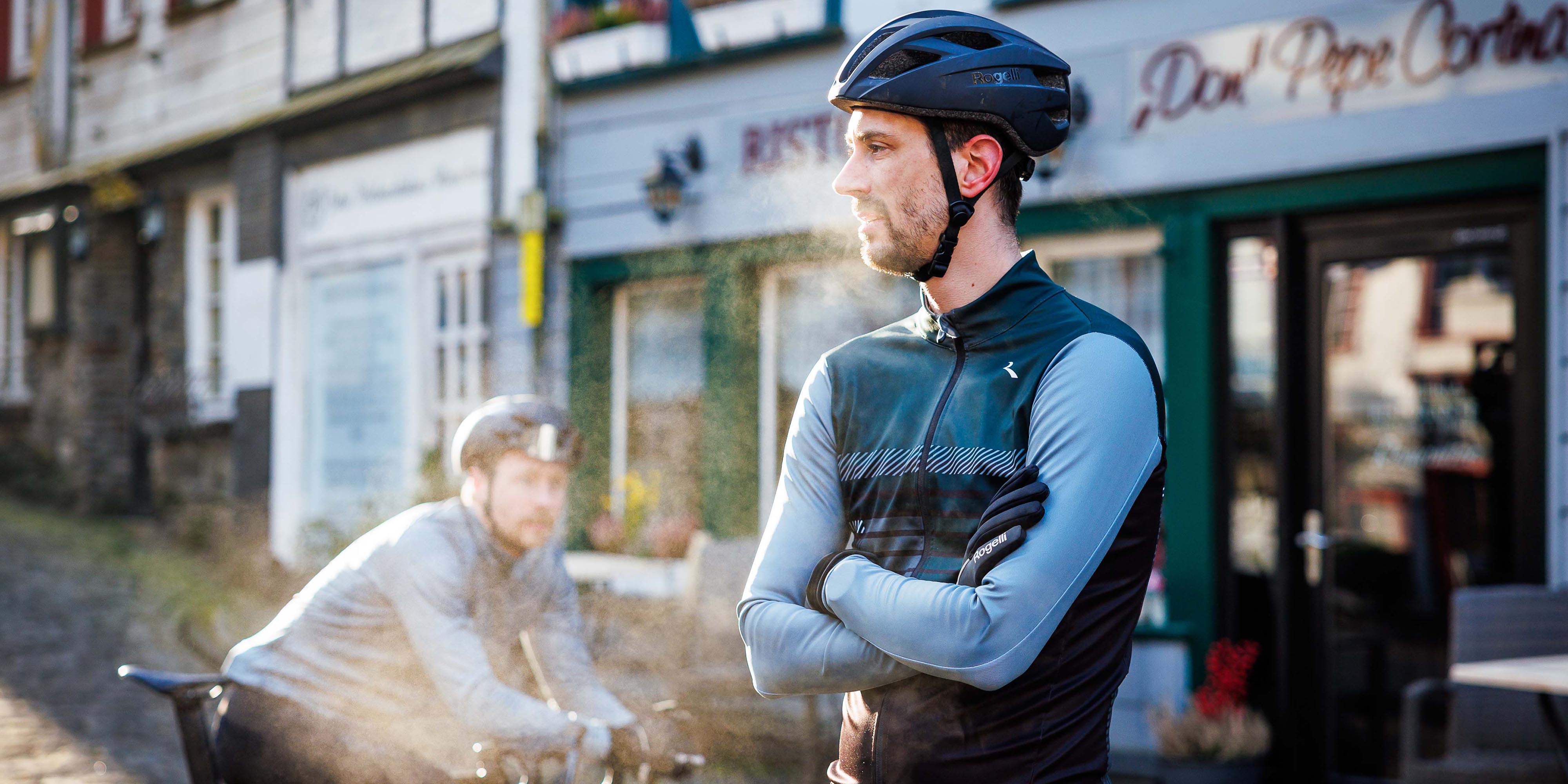 Man in Rogelli fietskleding heren met fietsshirt, helm en handschoenen tijdens een fietstocht.