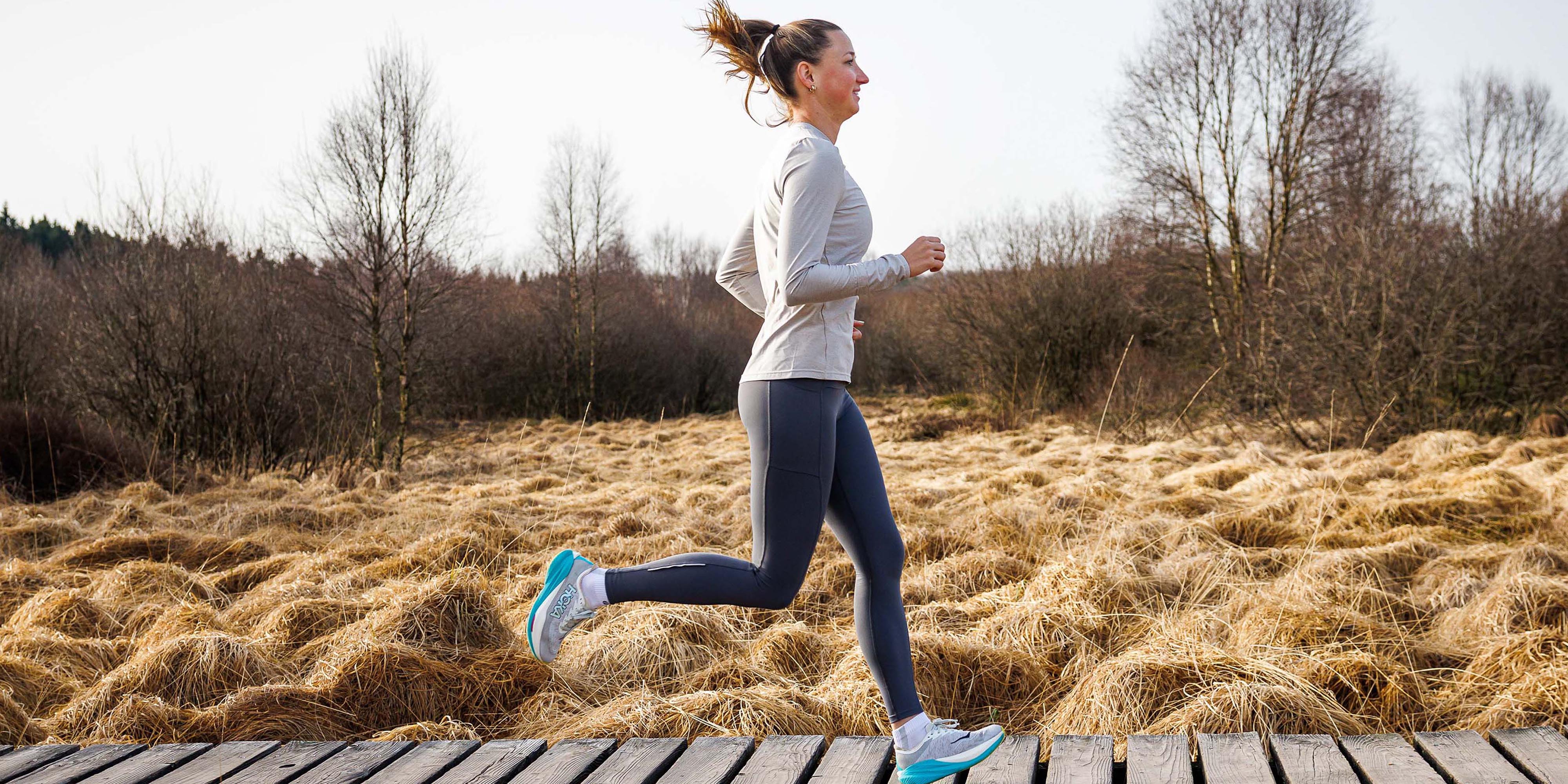 Vrouw in Rogelli hardloopbroek dames tijdens het hardlopen in de buitenlucht.