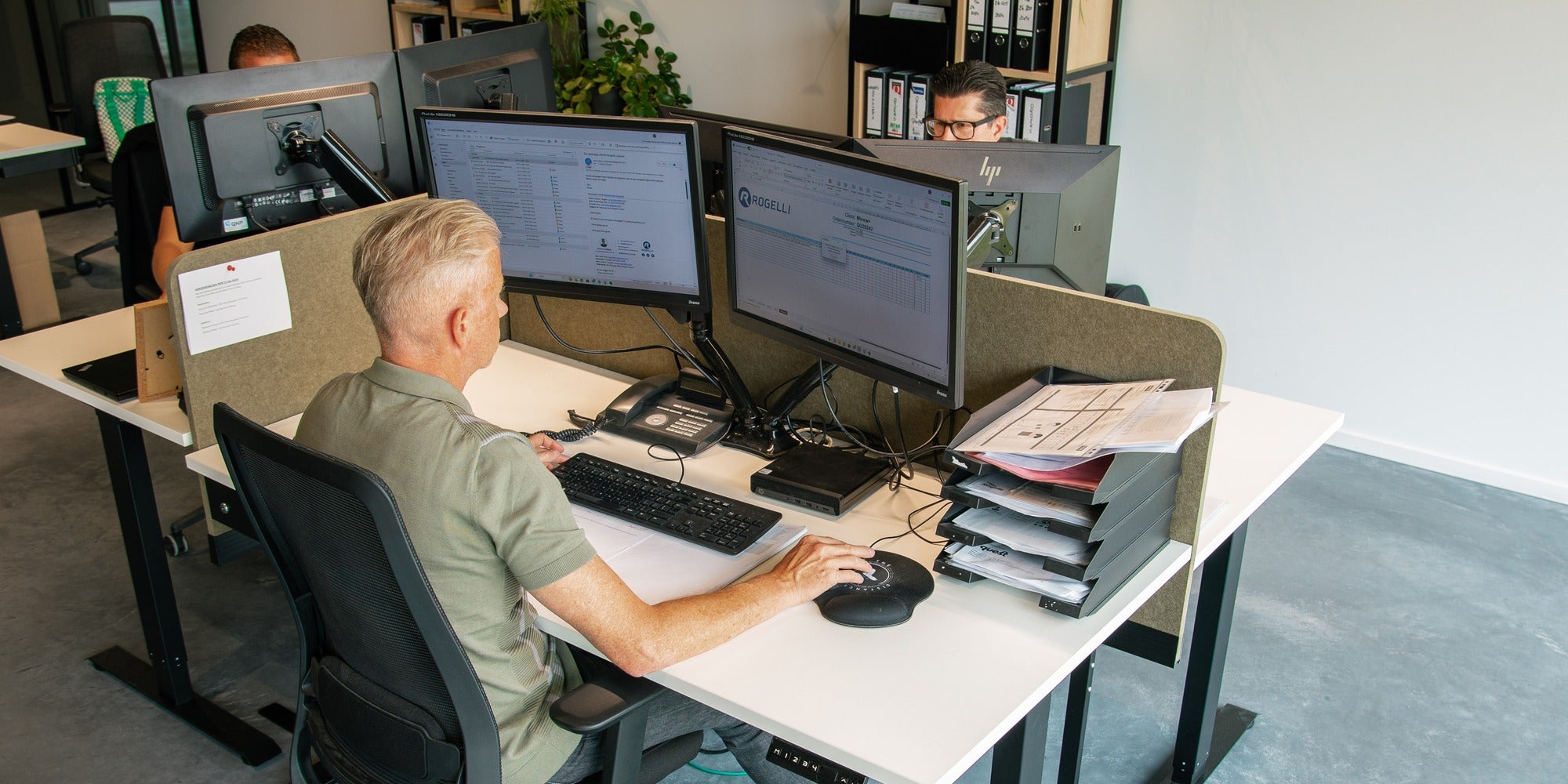 Accountmanager Custom aan het werk met collega's op de afdeling.