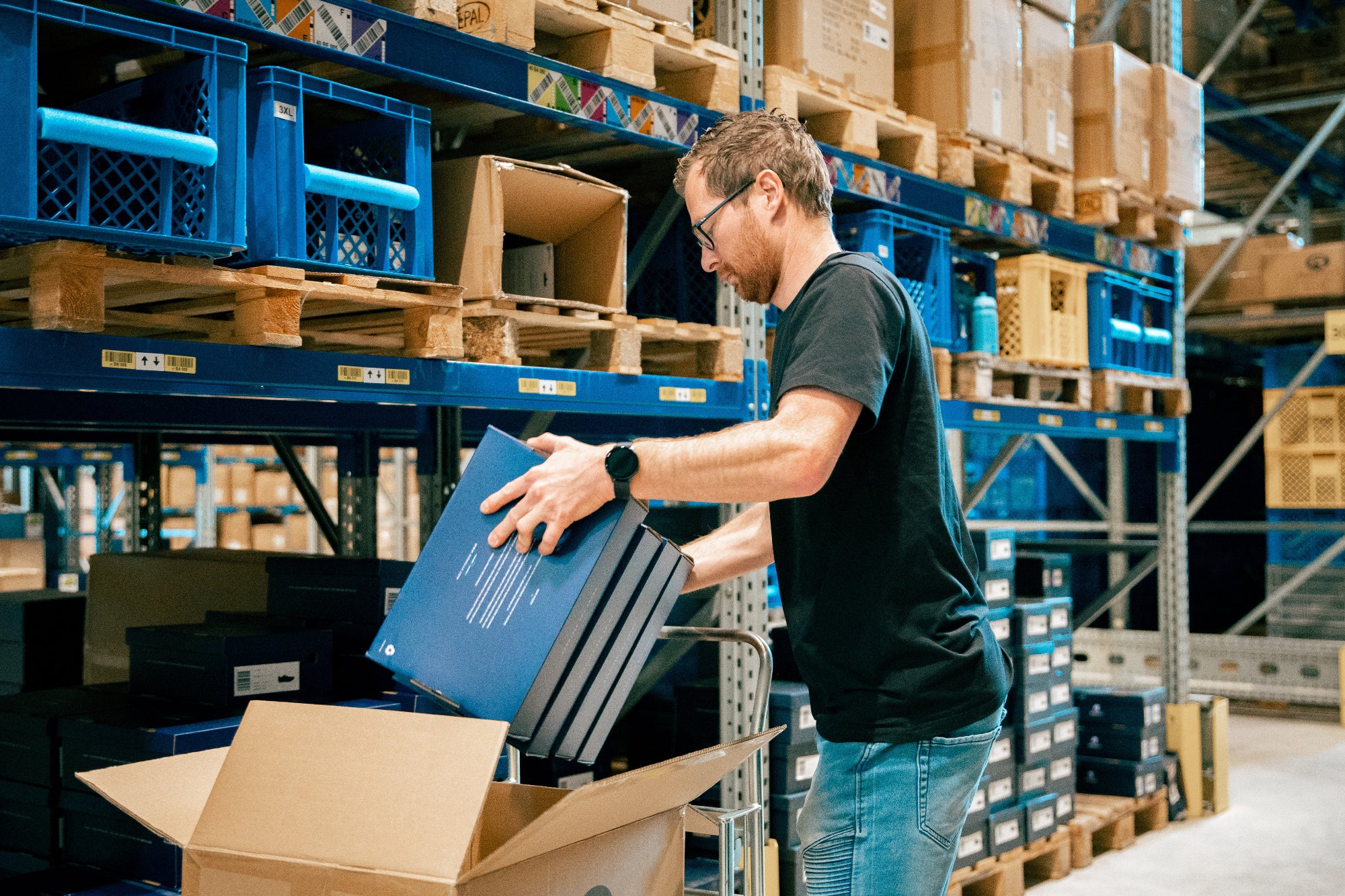 Foto van teun in het magazijn voor de vacature magazijn medewerker.