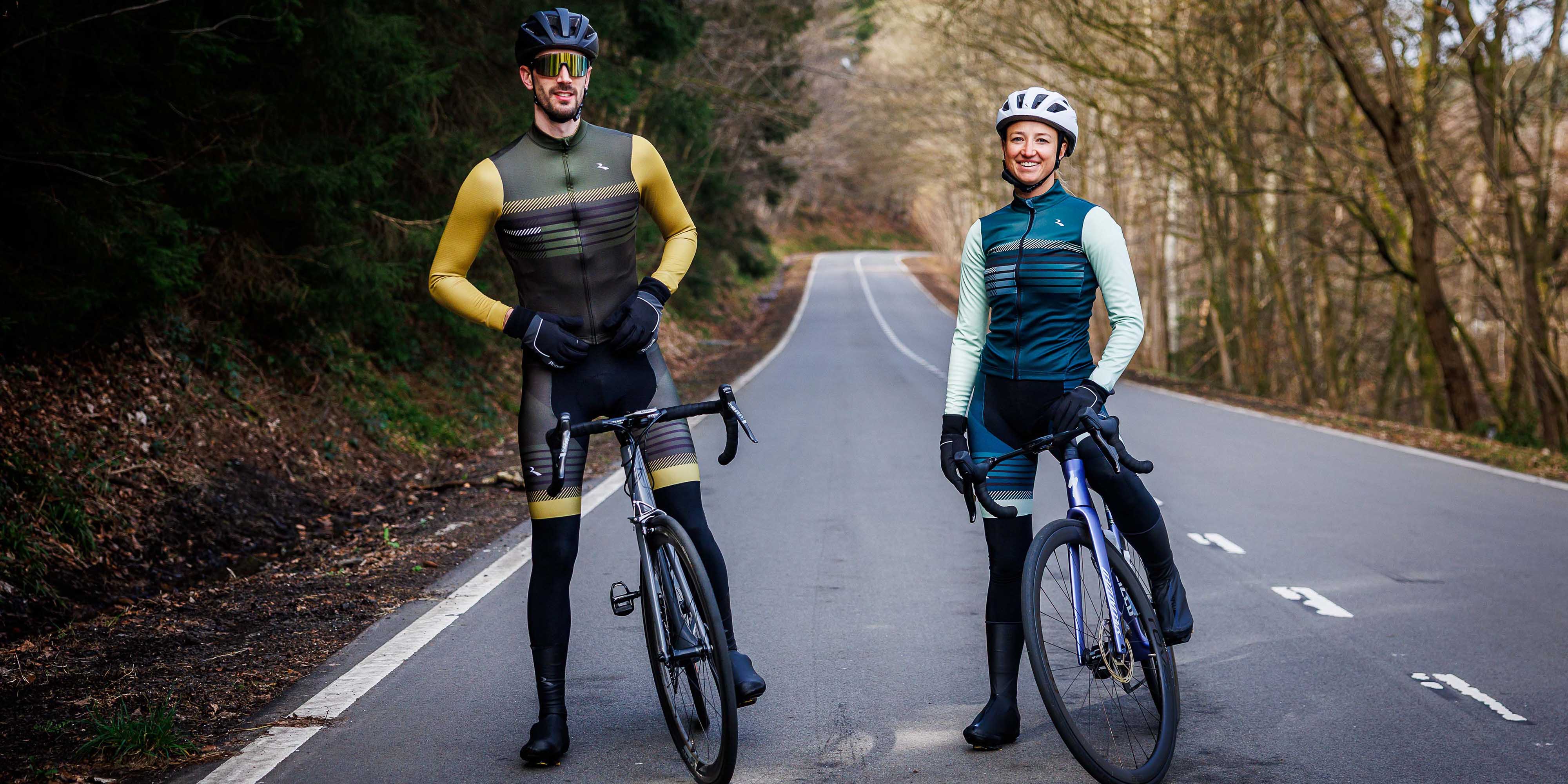 Man in blauw Rogelli fietsshirt heren naast zijn racefiets.