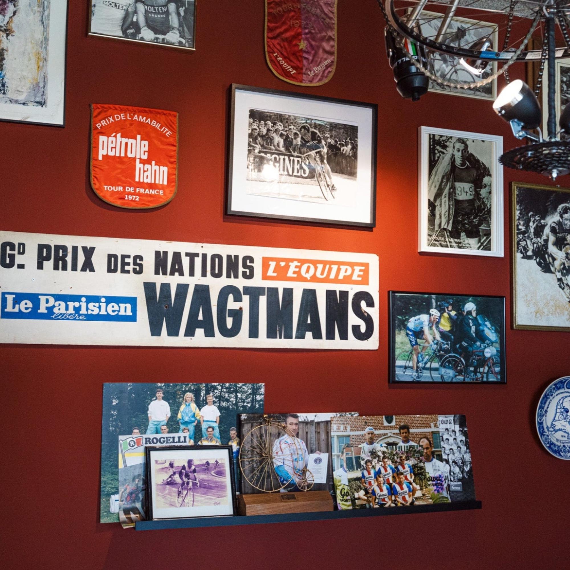 Wand met foto's en spullen uit de wielercarrière van Rini Wagtmans.