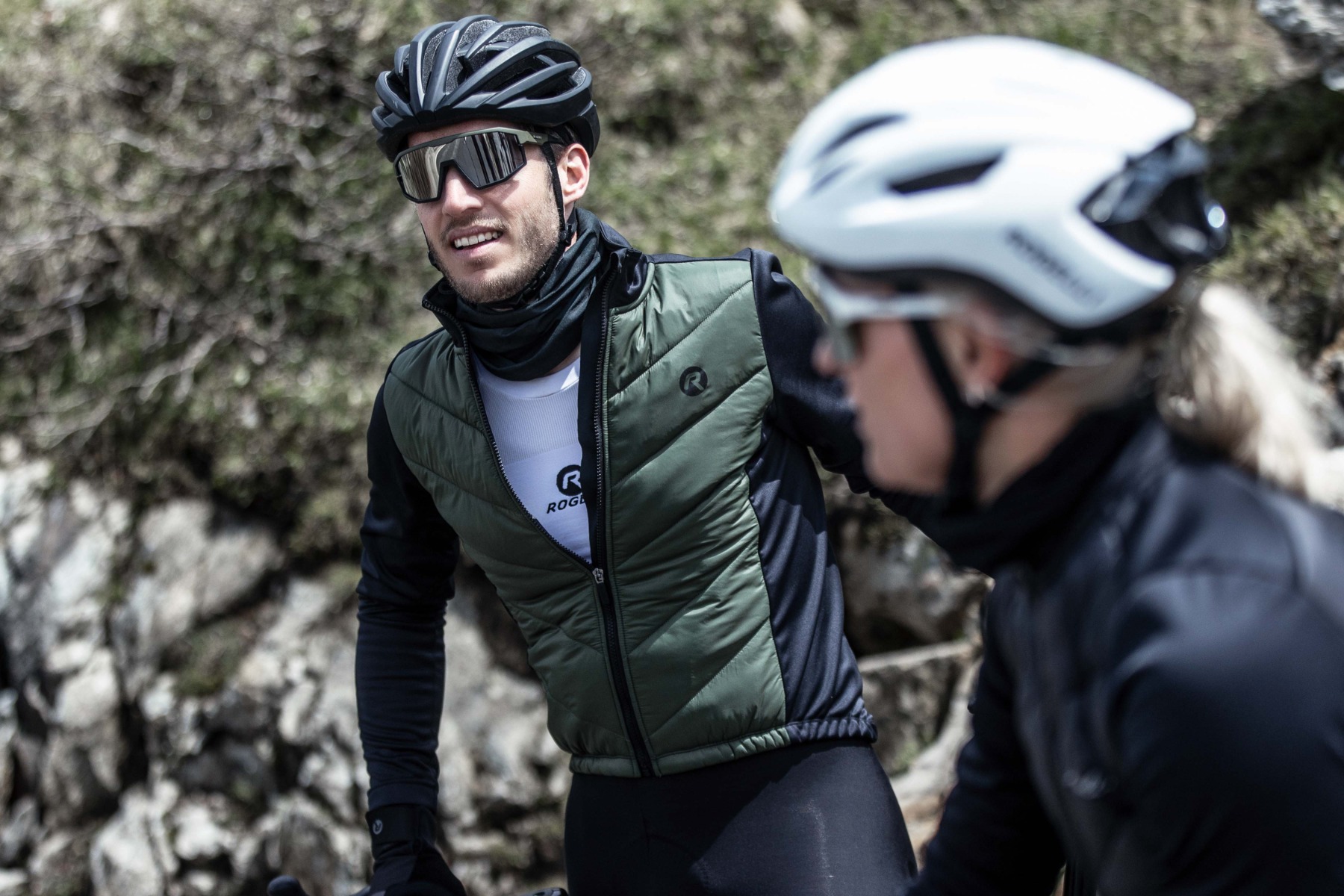 Comfortabele rit in Rogelli fietskleding en blijf warm tijdens koude dagen: Ondershirt, gewatteerde fietsjack en een fietssjaal.