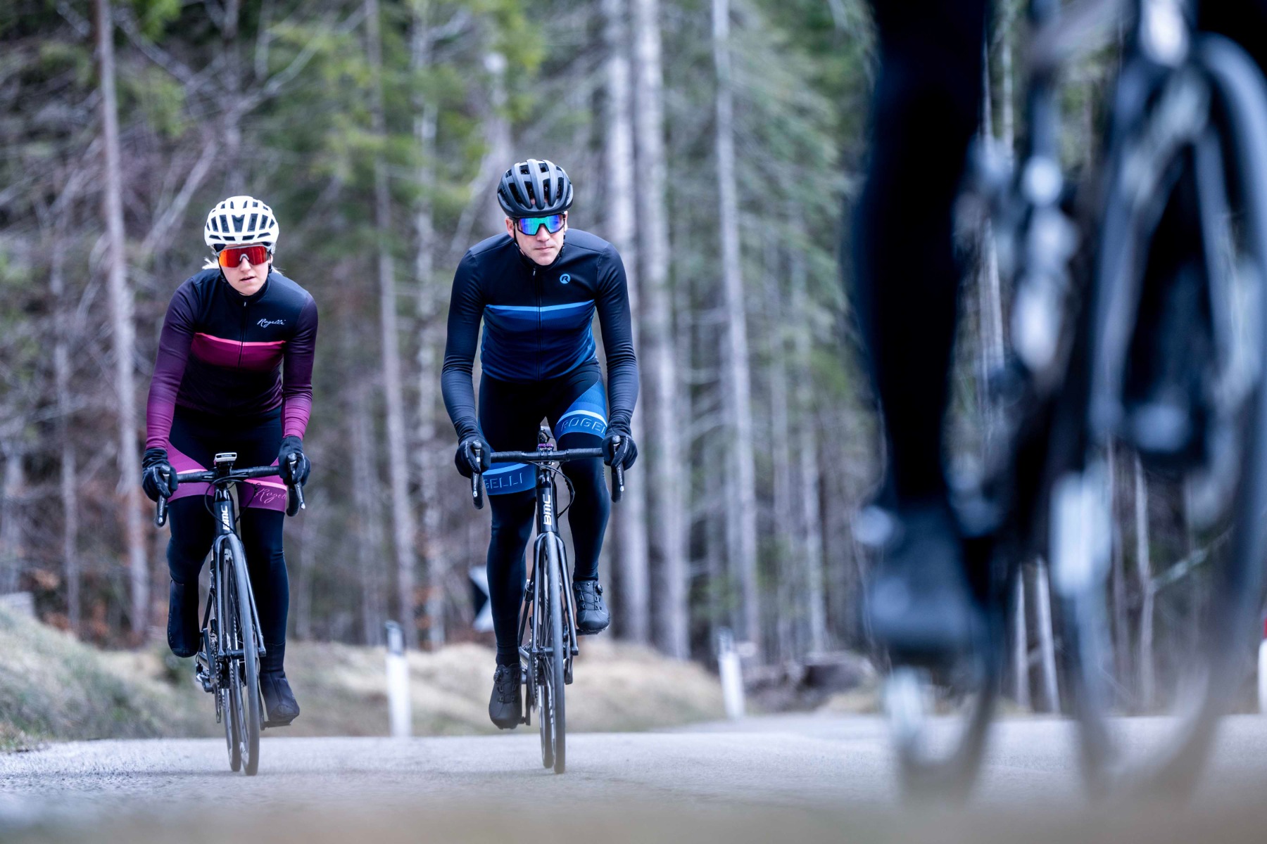 Man en vrouw in Rogelli lange mouwen fietsshirt en lange fietsbroek tijdens het wielrennen.