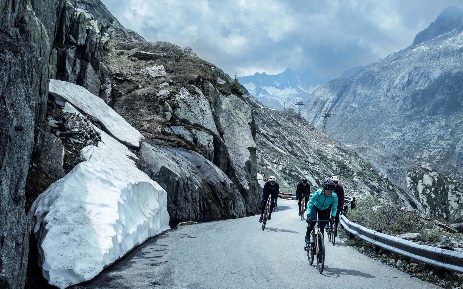 Groep fietsers geniet van een rit door het prachtige landschap van Oostenrijk.