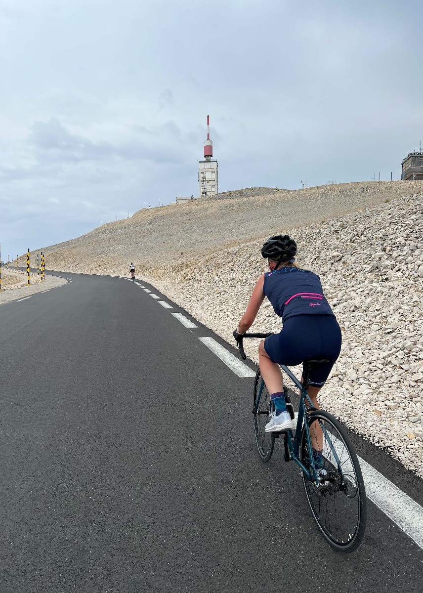 Een wielrenner is geconcentreerd tijdens de beklimming van Mont Ventoux, een iconische berg in de wielersport, met vastberadenheid en doorzettingsvermogen.