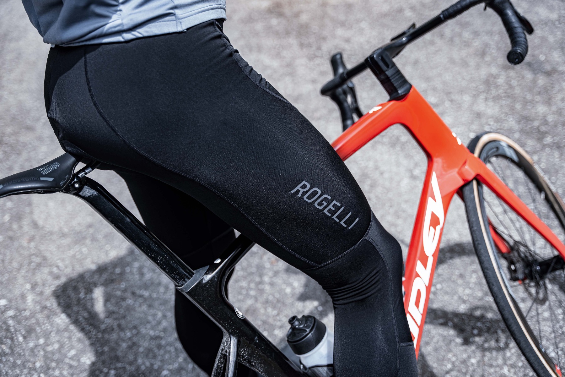 Close-up van een lange fietsbroek voor heren van Rogelli, met focus op materiaal en pasvorm.