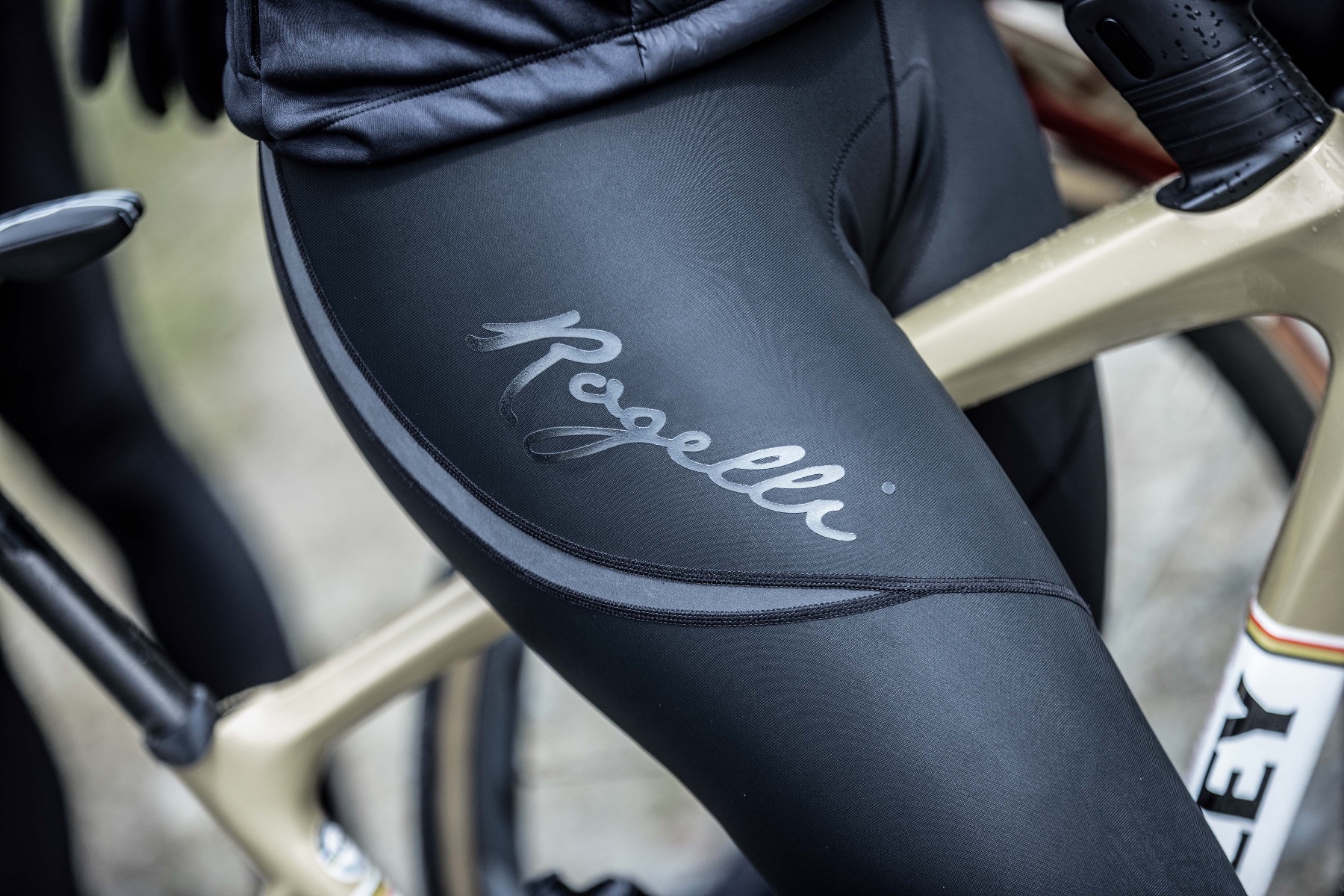 Close-up van een lange fietsbroek voor dames van Rogelli, met aandacht voor materiaal en pasvorm.