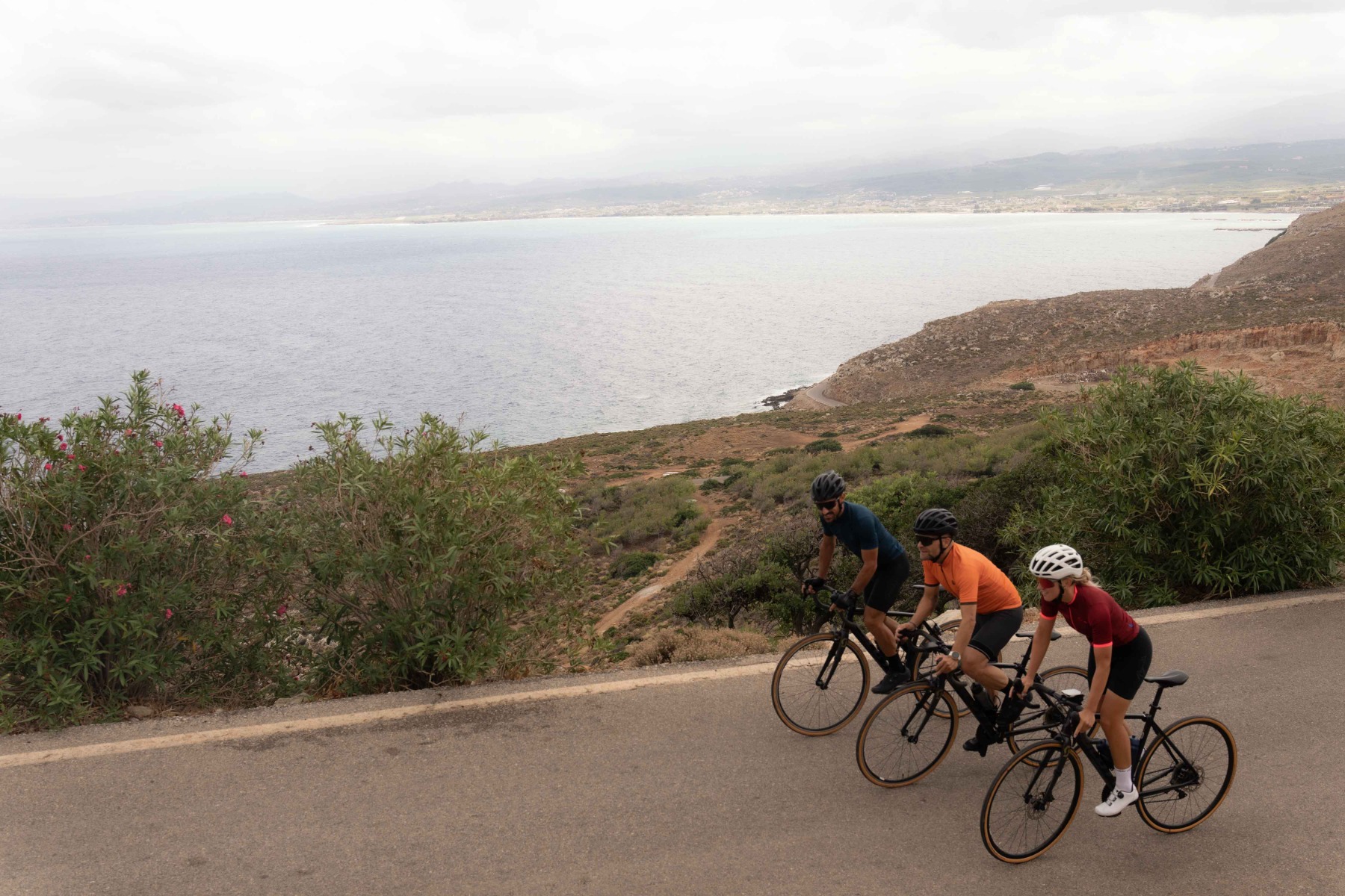 Radsportler, die in Rogelli-Kleidung auf Kreta radeln
