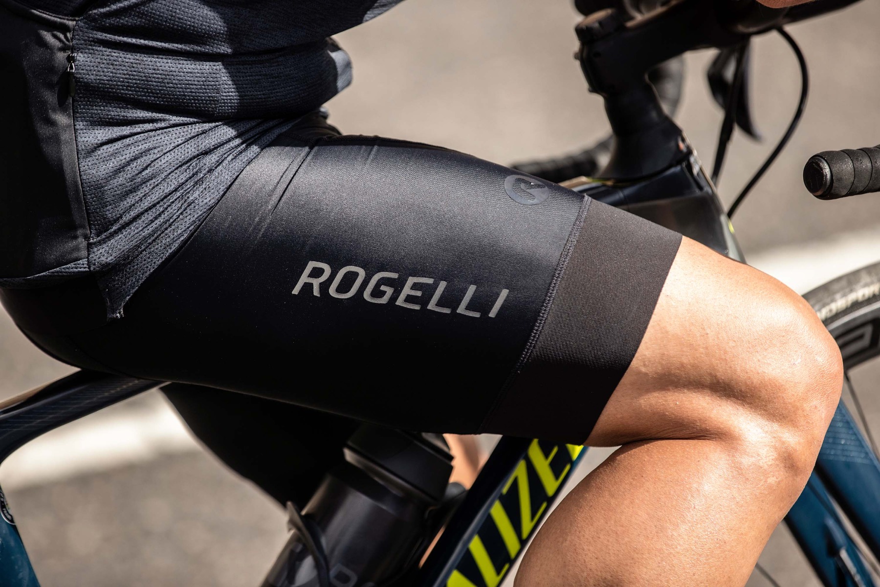 Een close-up van een korte Rogelli fietsbroek, waarbij de details en kwaliteit duidelijk zichtbaar zijn.