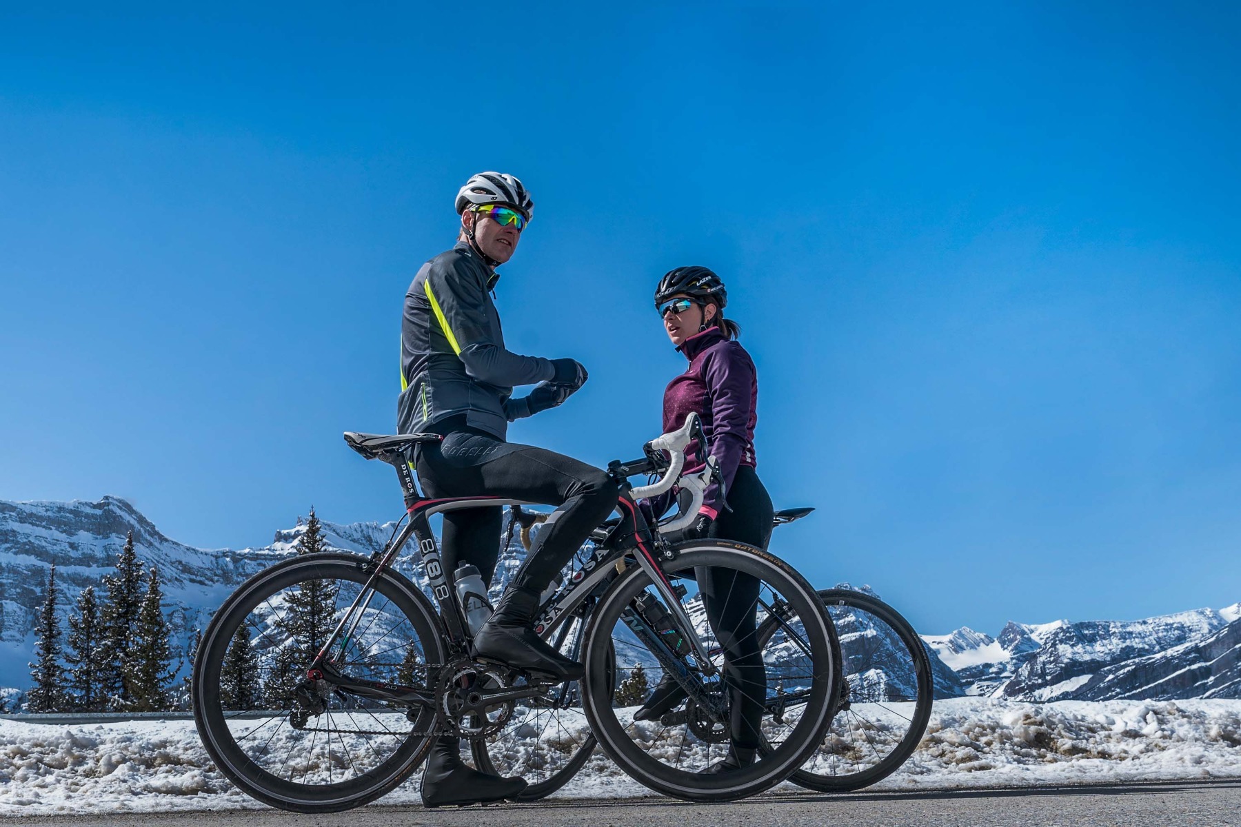 Twee wielerenners in Rogelli fietskleding