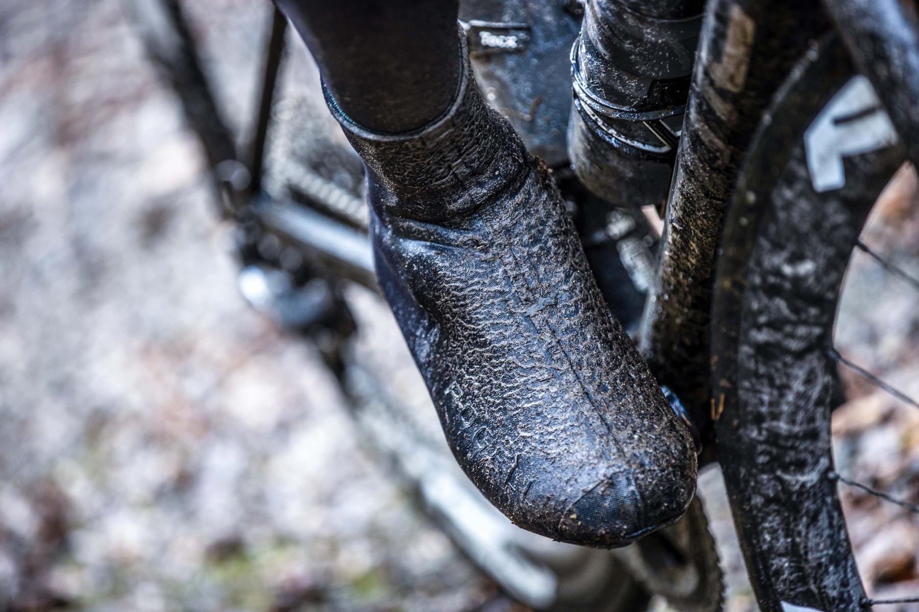 Modder, vuil en opspattend water. Bescherm je voeten met overschoenen tijdens wielrennen of rondje mountainbiken.