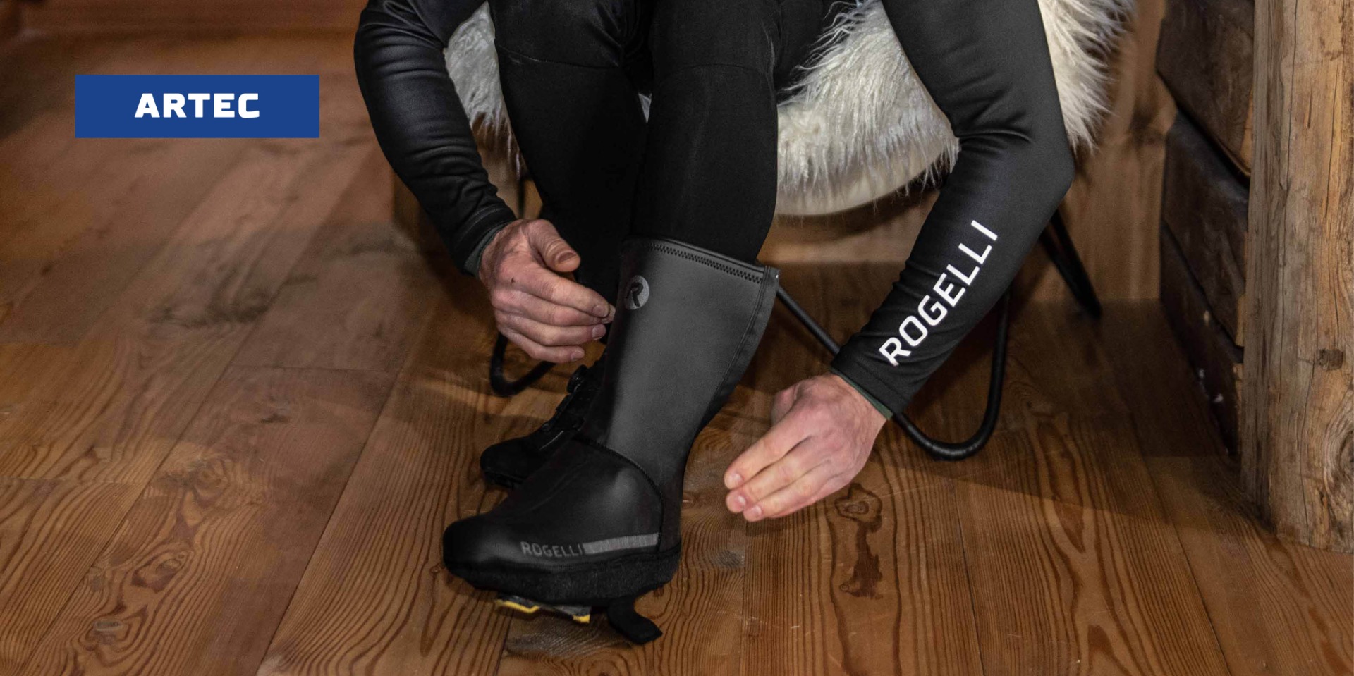 Het aantrekken van Rogelli Artec overschoenen voor bescherming tijdens het wielrennen