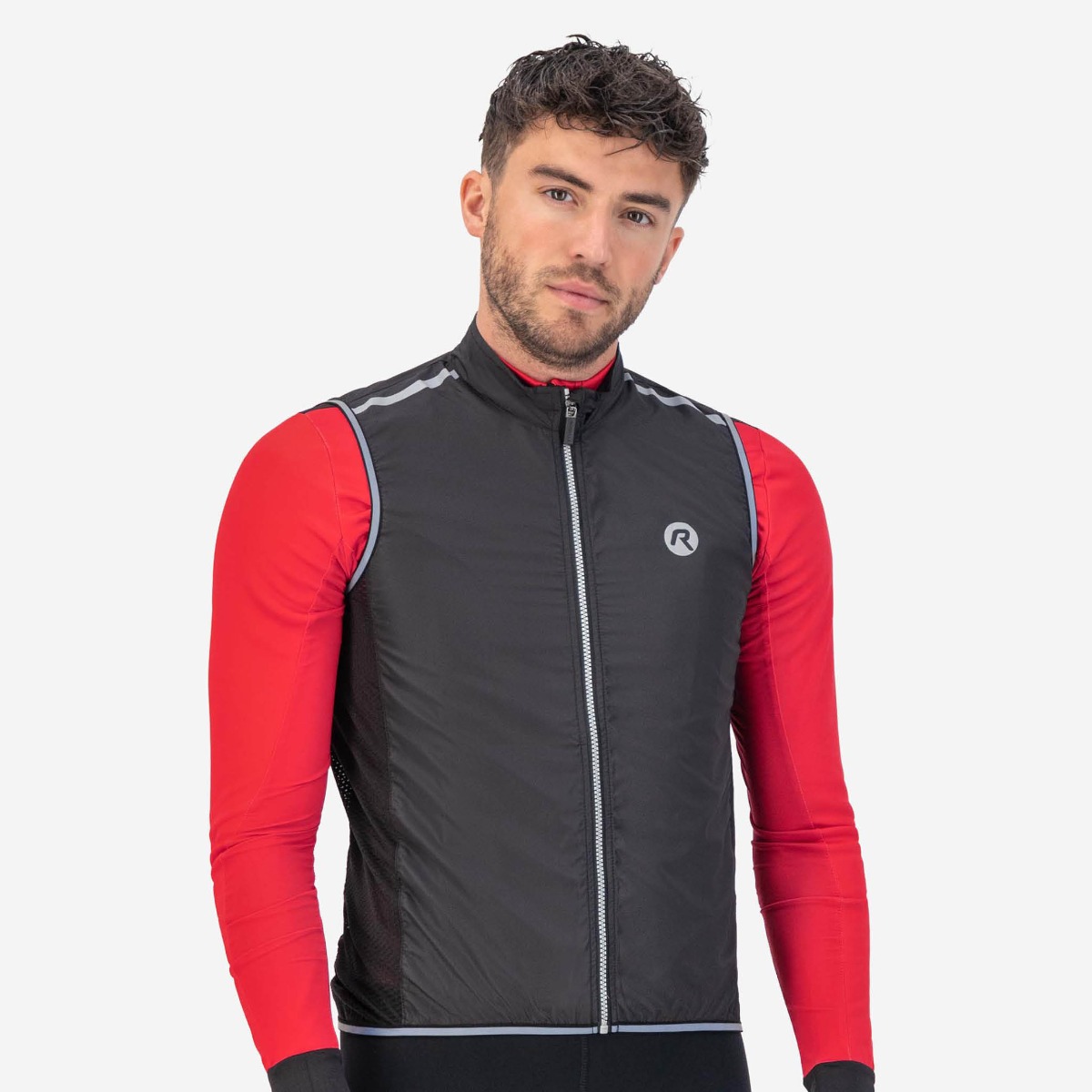 Cyclist is wearing the Rogelli Core body vest, keeping the body warm despite the cold wind