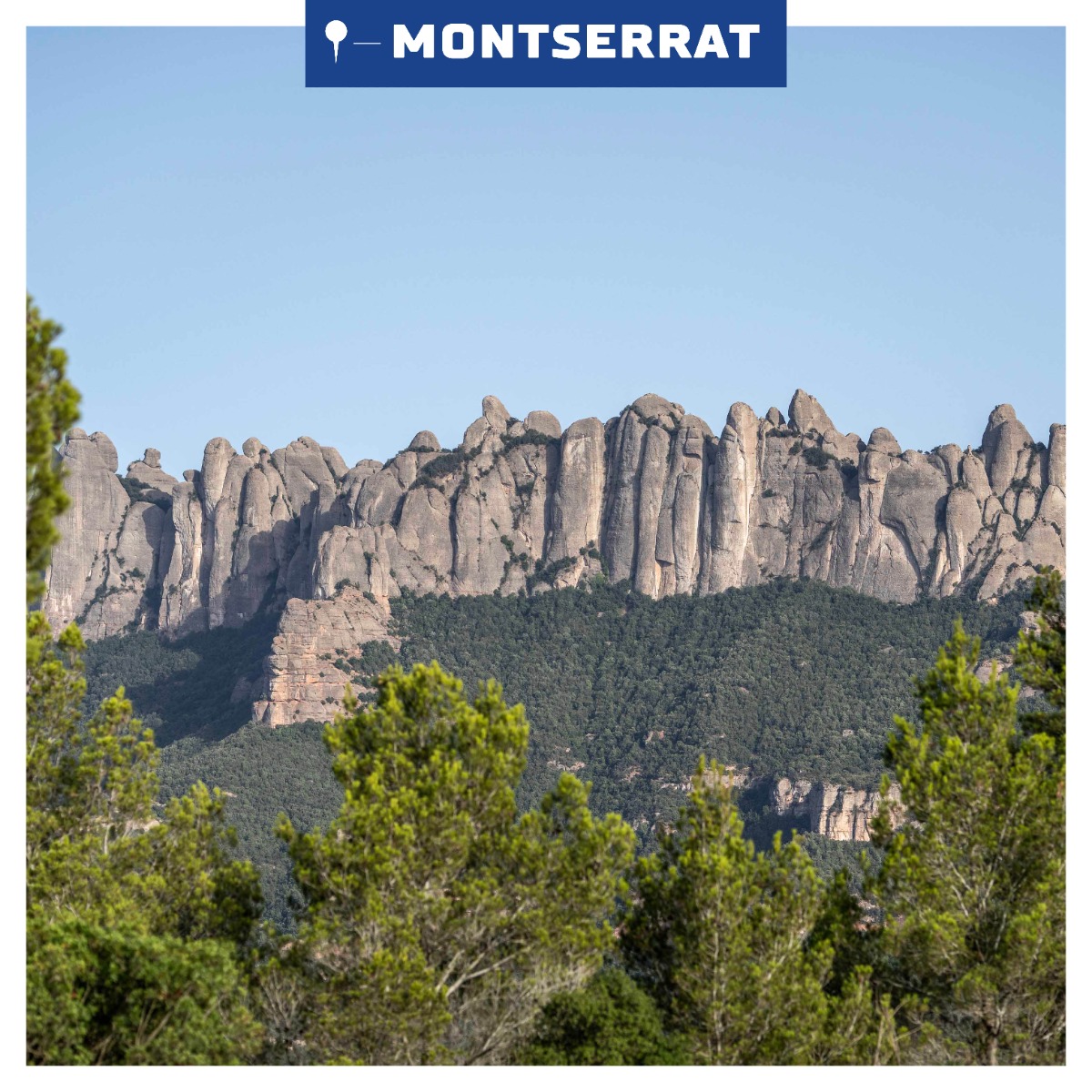 De majestueuze Montserrat-bergketen met zijn grillige, kalkstenen pieken, gehuld in nevel, straalt een aura van mysterie uit tegen een achtergrond van serene, groene heuvels.
