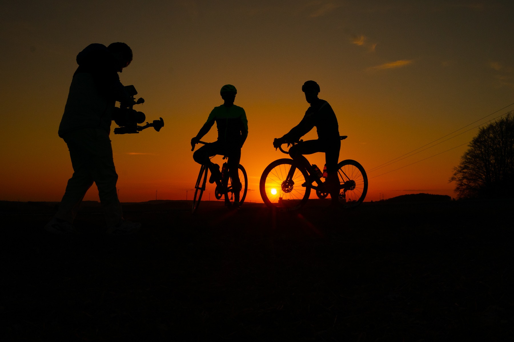 Videograaf legt wielrenners vast tijdens een betoverende zonsondergang.