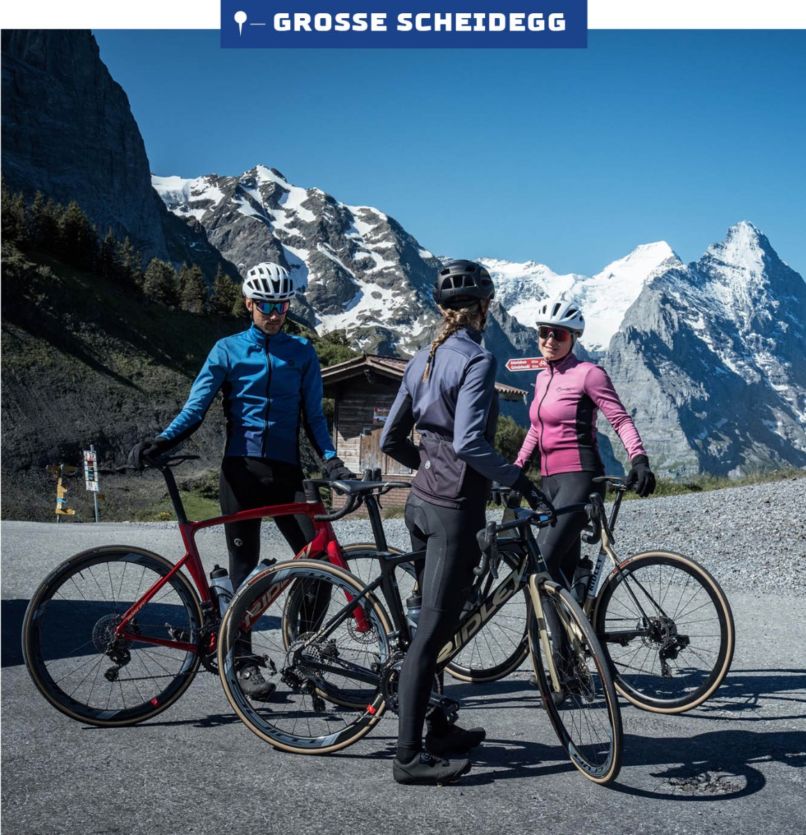 Een groep fietsers geniet van een moment van gezelligheid te midden van de adembenemende Oostenrijkse bergen