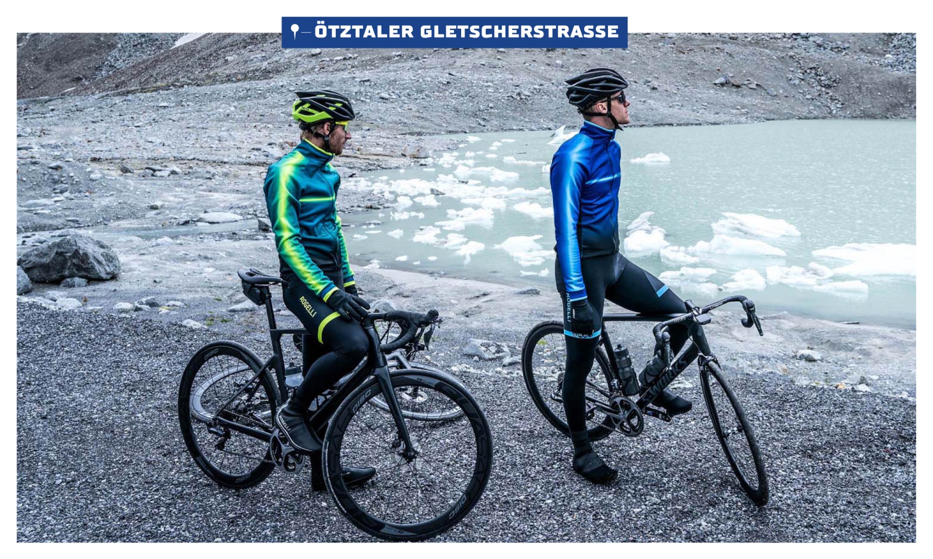 Twee mannen in fietskleding kijkend over het ijzige water