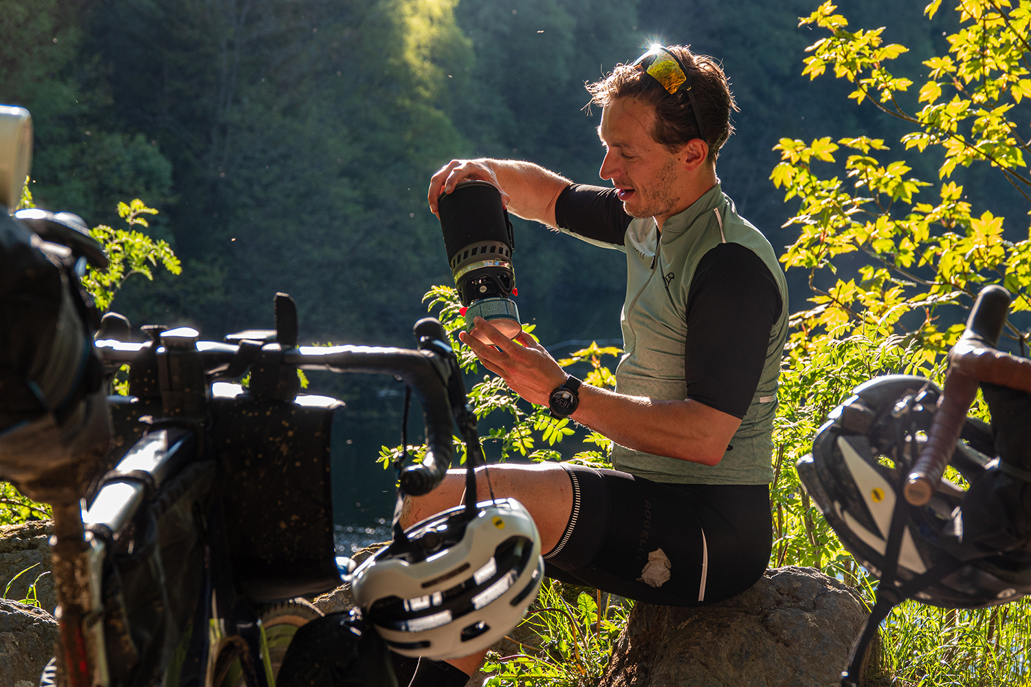 Een moment van rust tijdens de tocht, waarbij koffie wordt genoten in de buitenlucht, gekleed in Rogelli fietskleding.